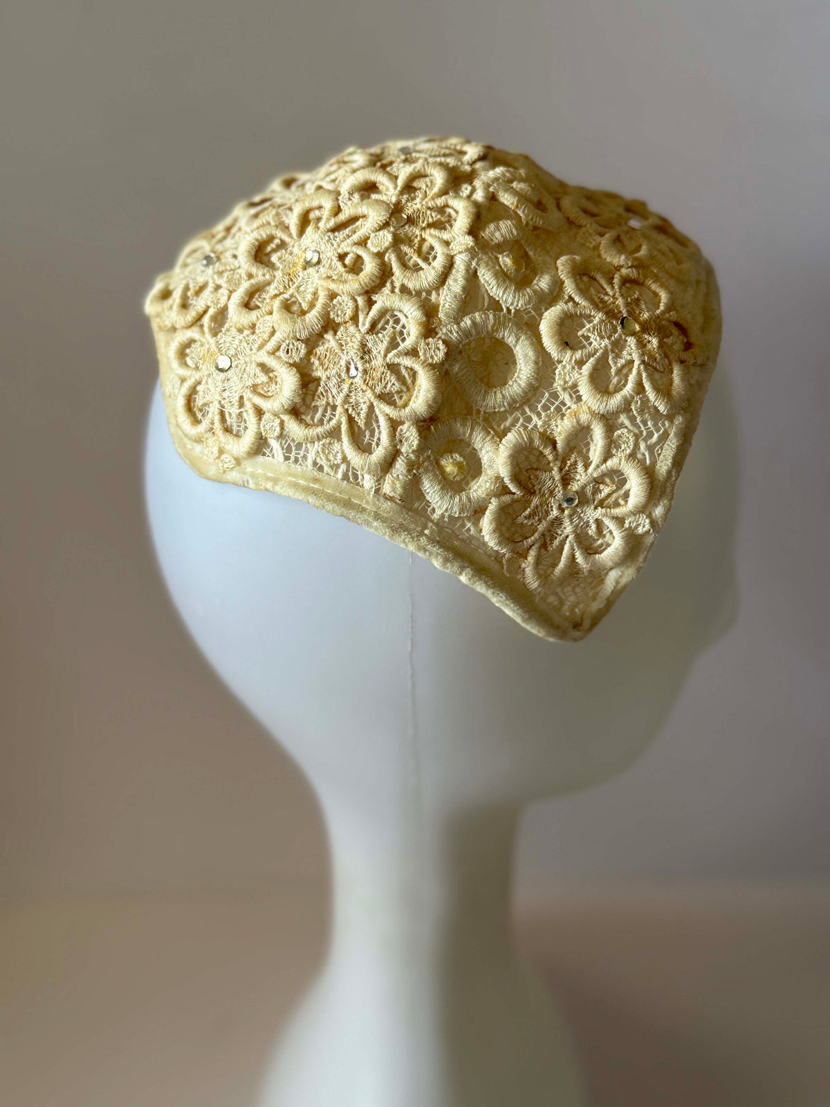 Vintage 1950s Ivory Lace Half Hat Floral Embroidery Soutache Rhinestone Bridal Wedding Cocktail Women's Mid Century Millinery
