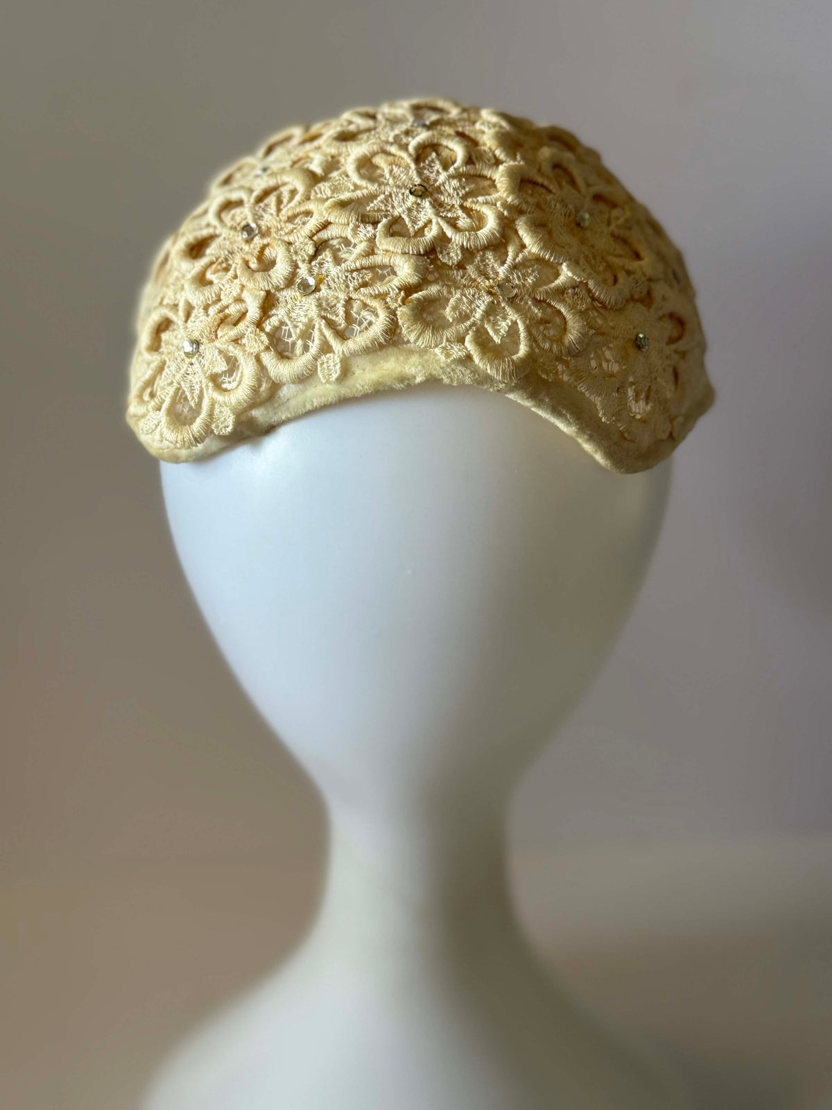 Vintage 1950s Ivory Lace Half Hat Floral Embroidery Soutache Rhinestone Bridal Wedding Cocktail Women's Mid Century Millinery