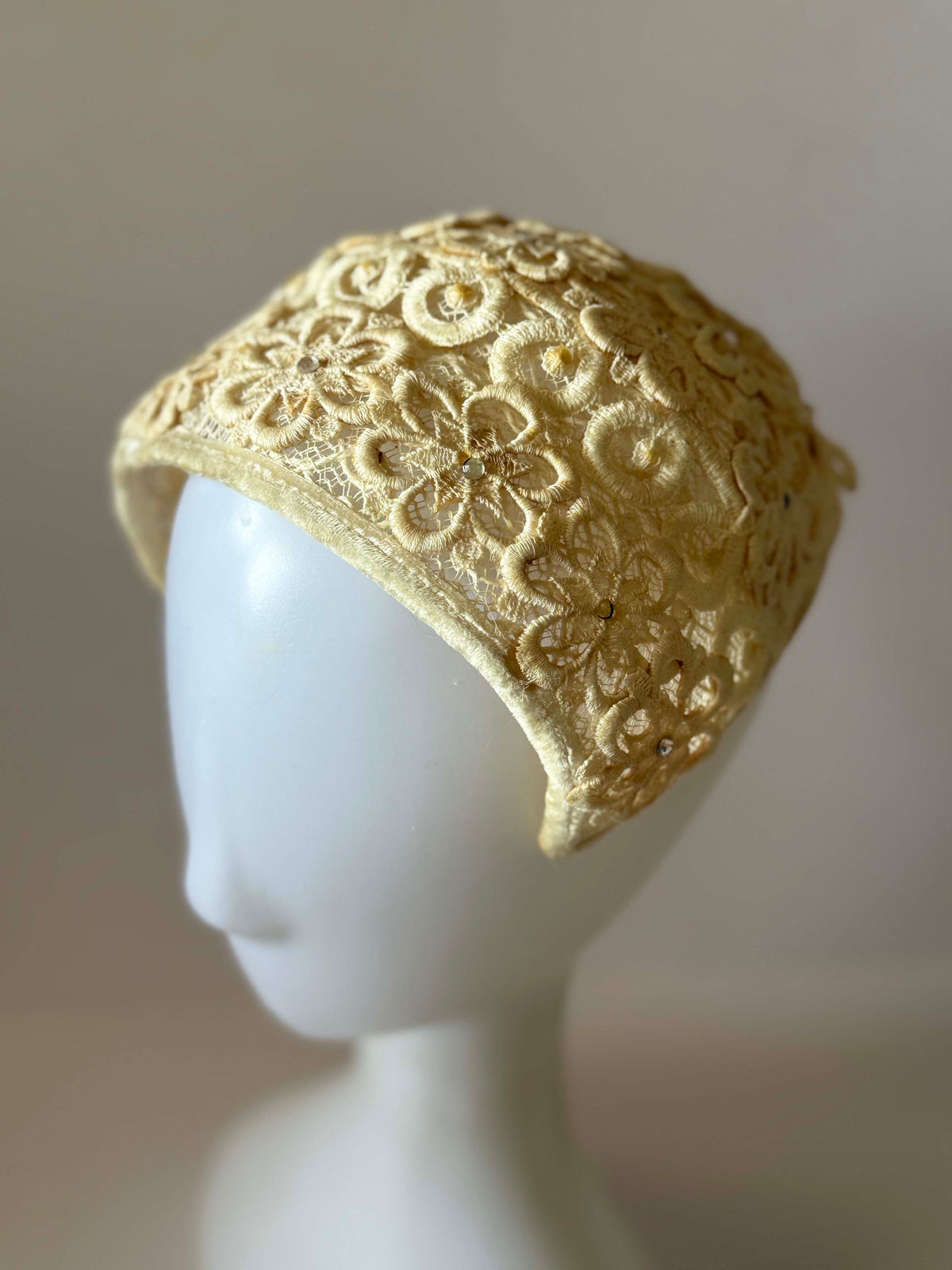 Vintage 1950s Ivory Lace Half Hat Floral Embroidery Soutache Rhinestone Bridal Wedding Cocktail Women's Mid Century Millinery