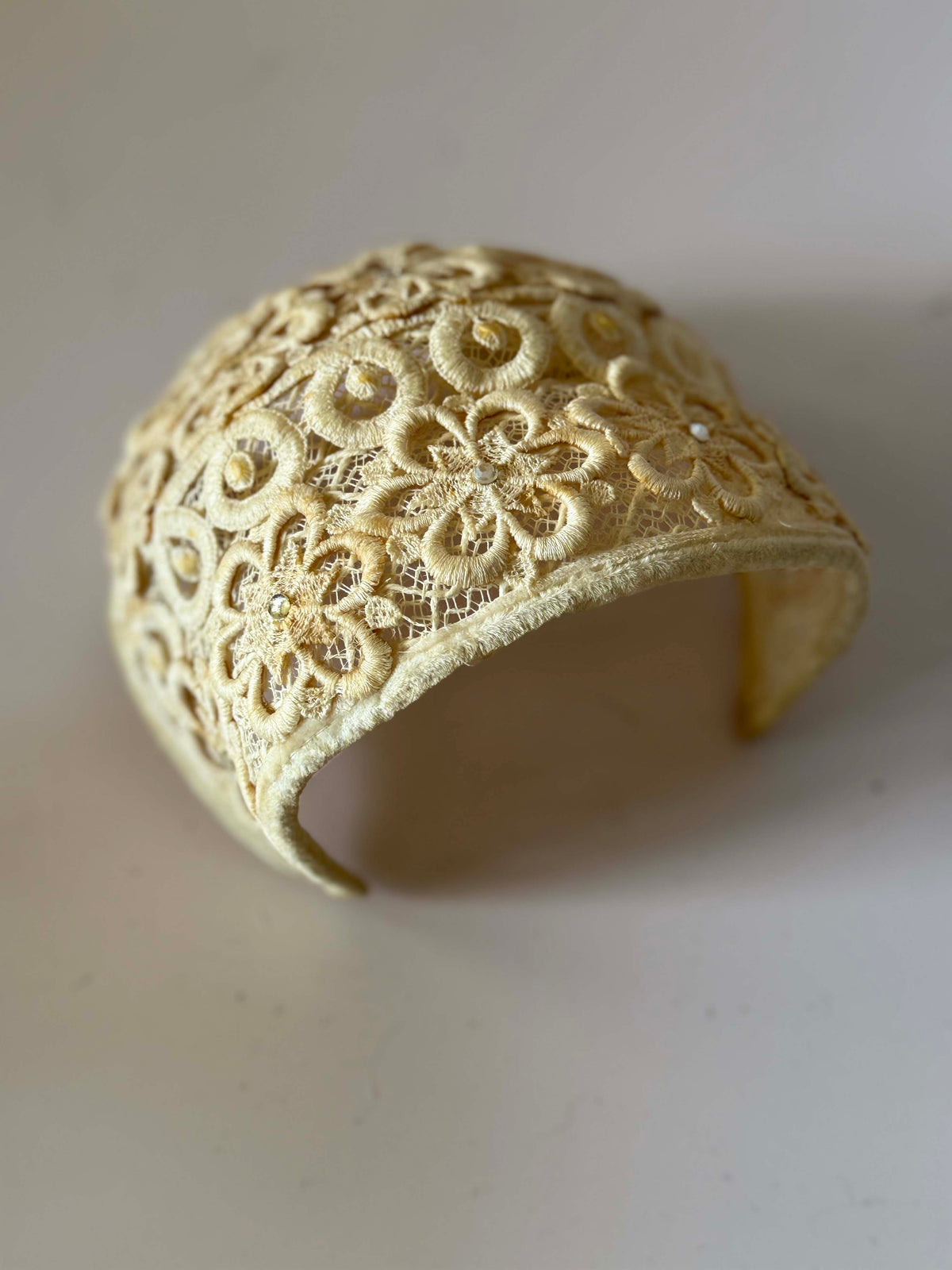 Vintage 1950s Ivory Lace Half Hat Floral Embroidery Soutache Rhinestone Bridal Wedding Cocktail Women's Mid Century Millinery
