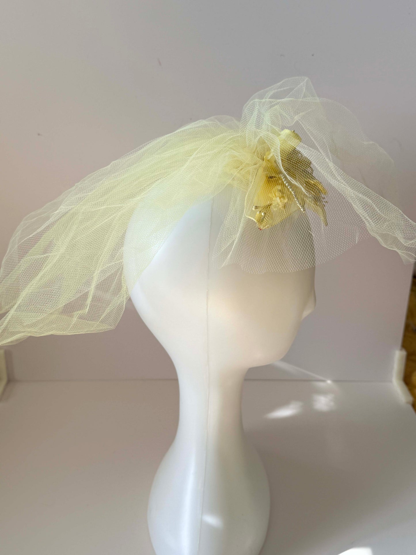 Vintage 1950s Yellow Floral Veil - Spring Summer Bride – Net Tulle Cocktail Headpiece