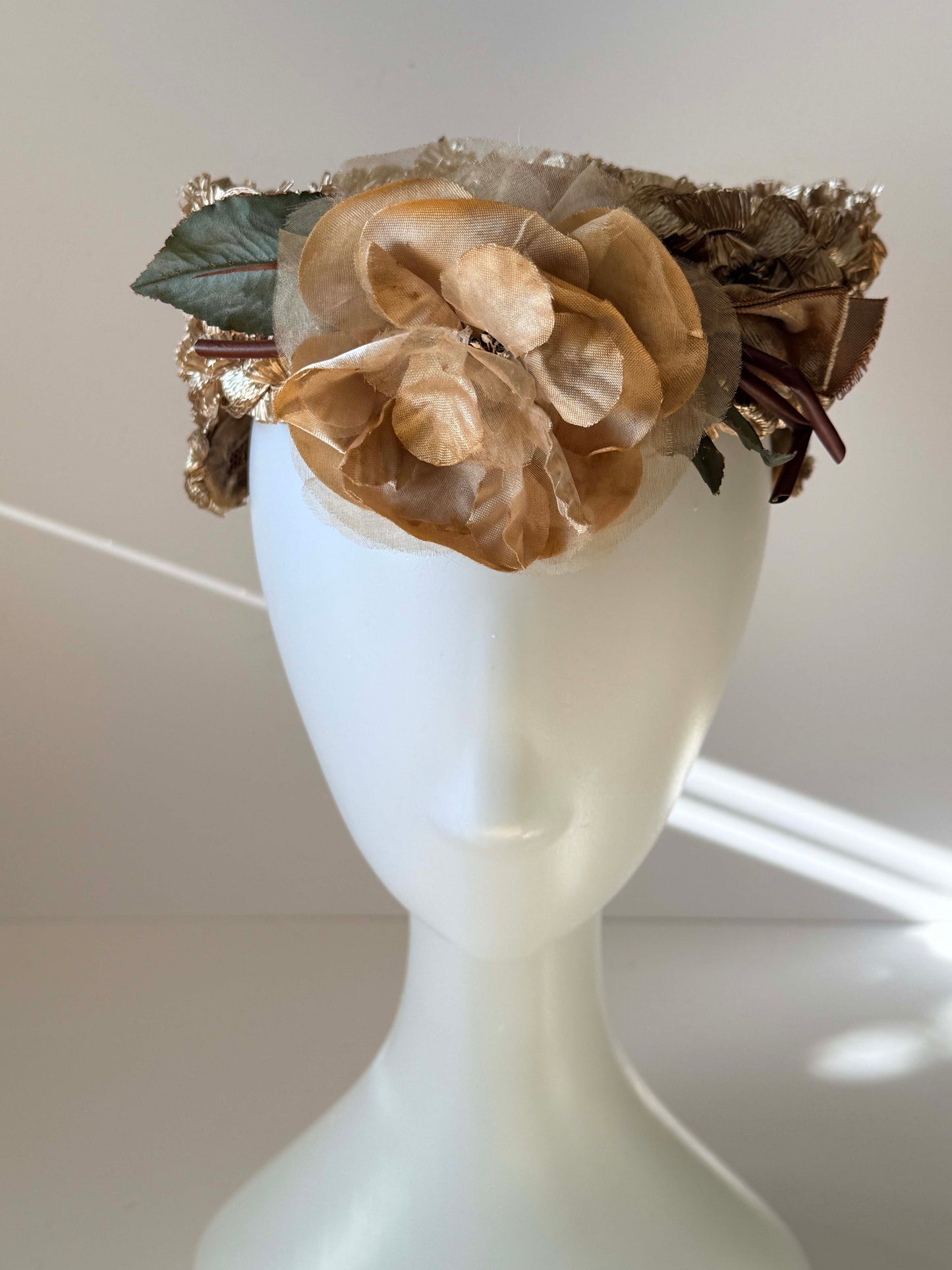 1950s Gold Raffia Cocktail Hat with Silk Floral Accent – Vintage Textured Tilt Hat – Mid Century Evening Headpiece