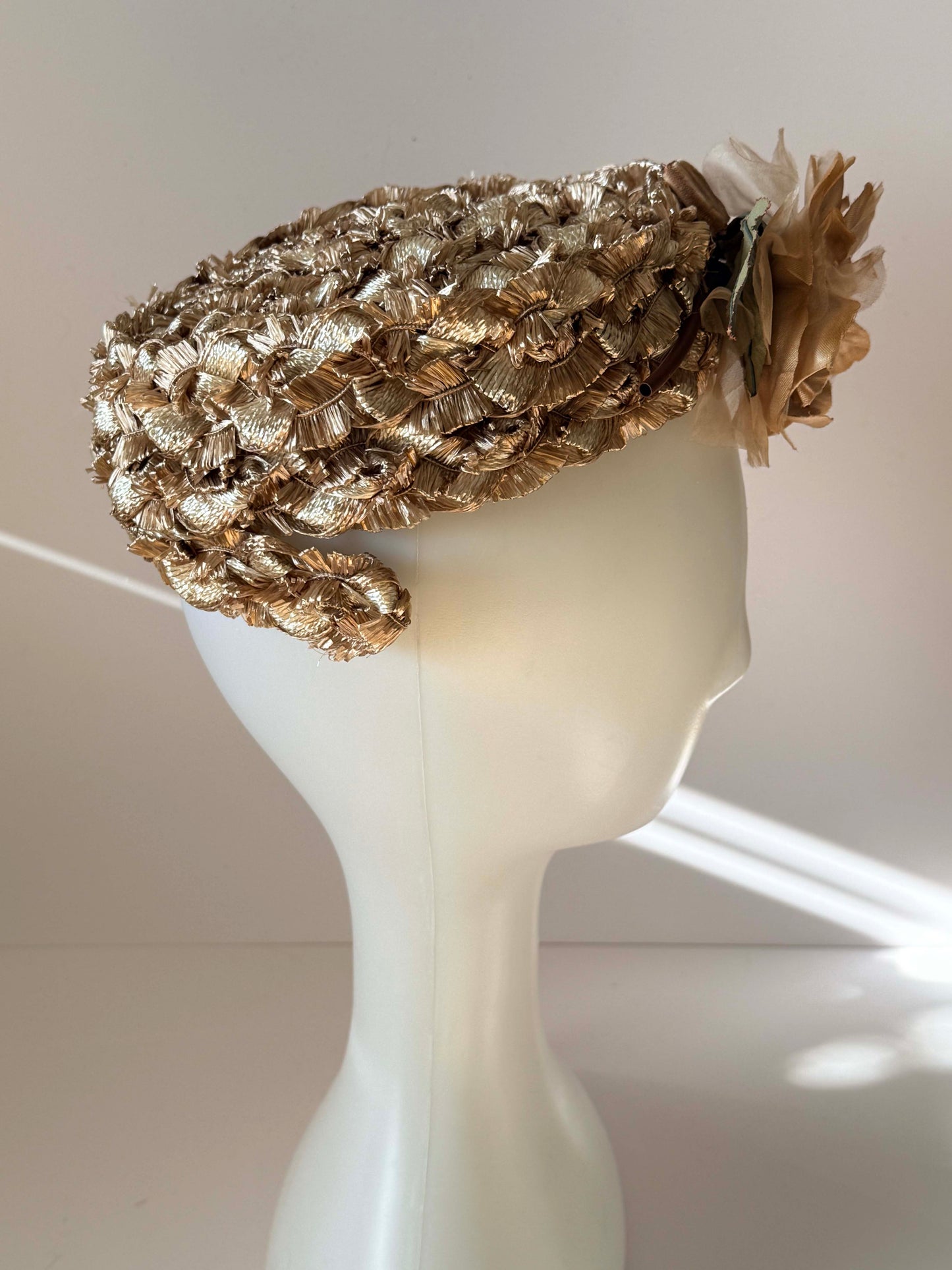 1950s Gold Raffia Cocktail Hat with Silk Floral Accent – Vintage Textured Tilt Hat – Mid Century Evening Headpiece
