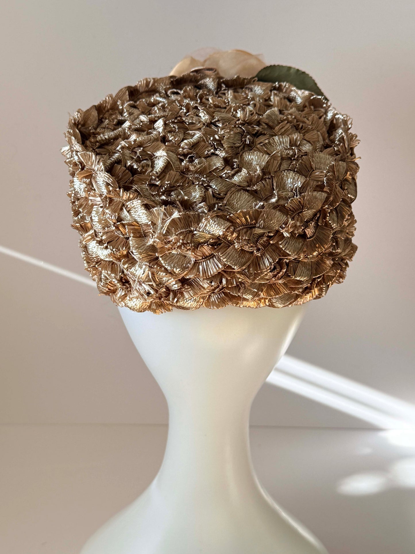 1950s Gold Raffia Cocktail Hat with Silk Floral Accent – Vintage Textured Tilt Hat – Mid Century Evening Headpiece