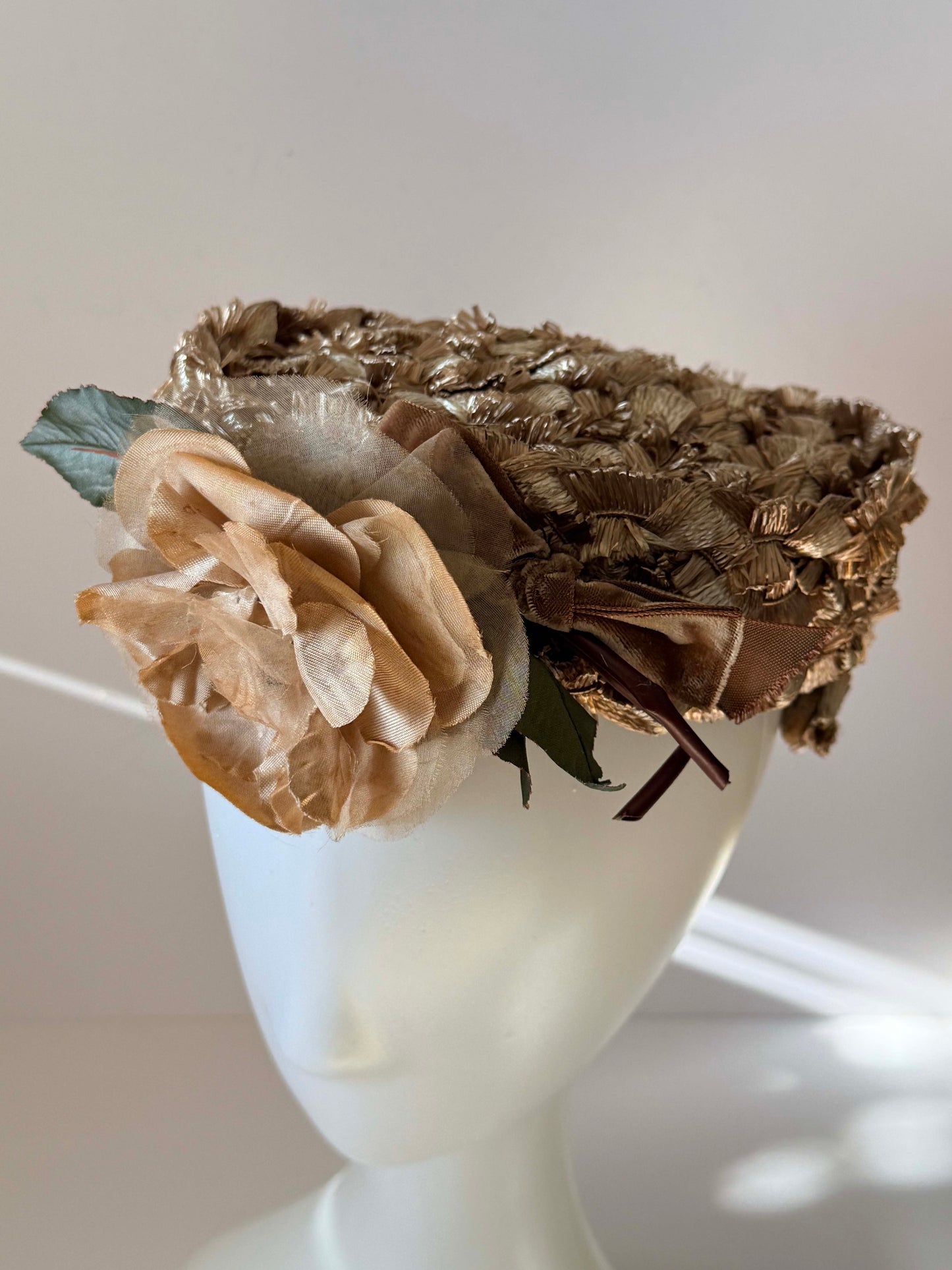 1950s Gold Raffia Cocktail Hat with Silk Floral Accent – Vintage Textured Tilt Hat – Mid Century Evening Headpiece