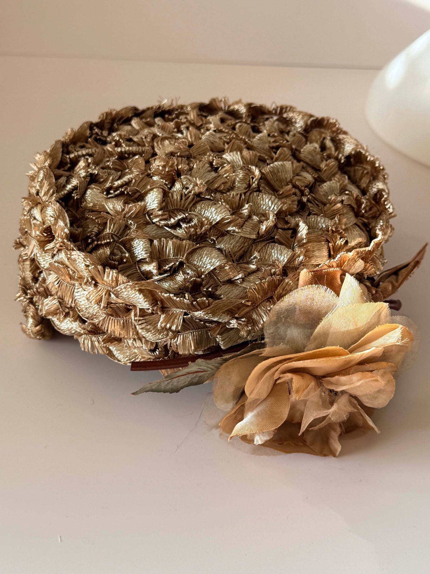 1950s Gold Raffia Cocktail Hat with Silk Floral Accent – Vintage Textured Tilt Hat – Mid Century Evening Headpiece