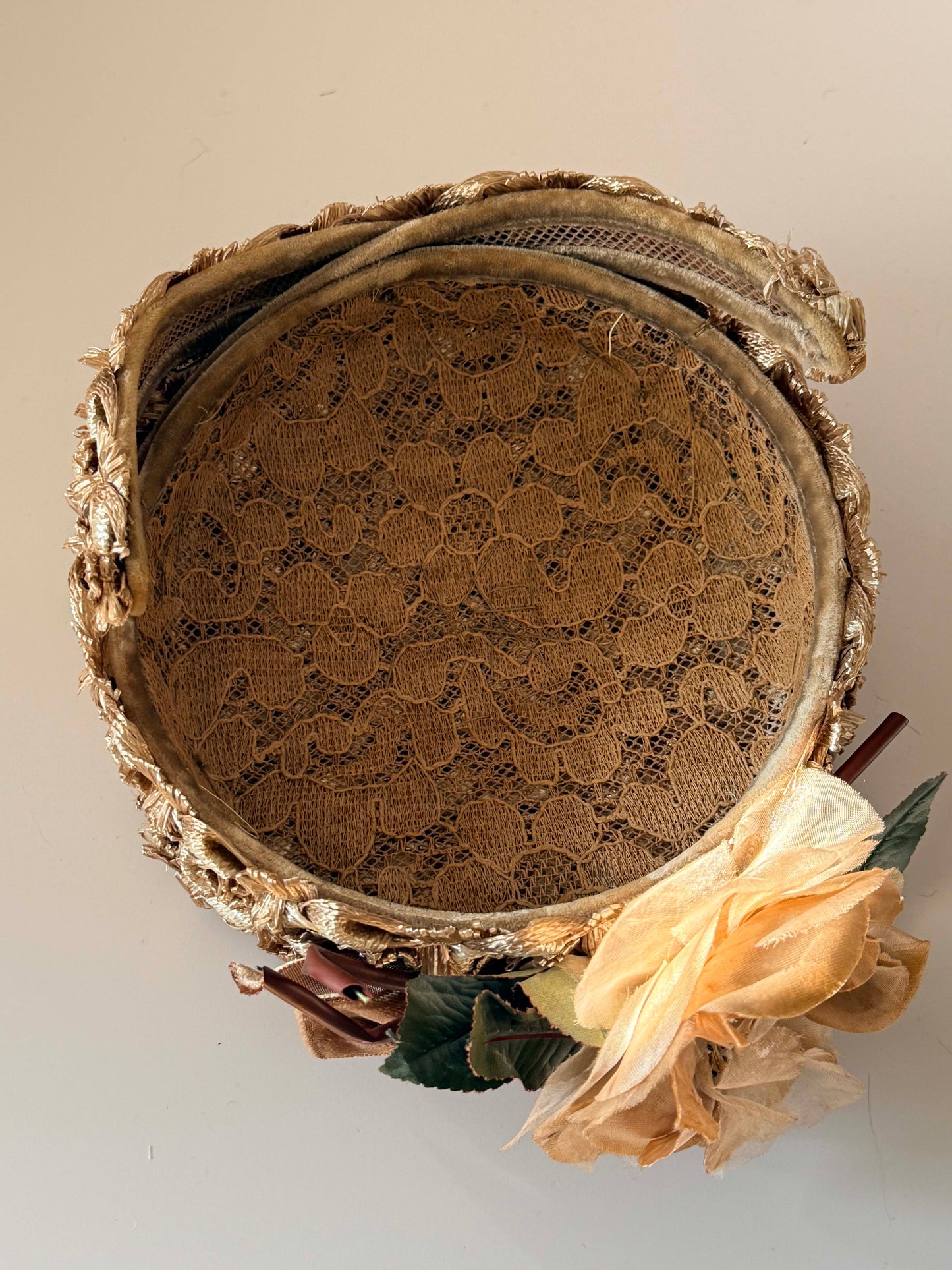 1950s Gold Raffia Cocktail Hat with Silk Floral Accent – Vintage Textured Tilt Hat – Mid Century Evening Headpiece