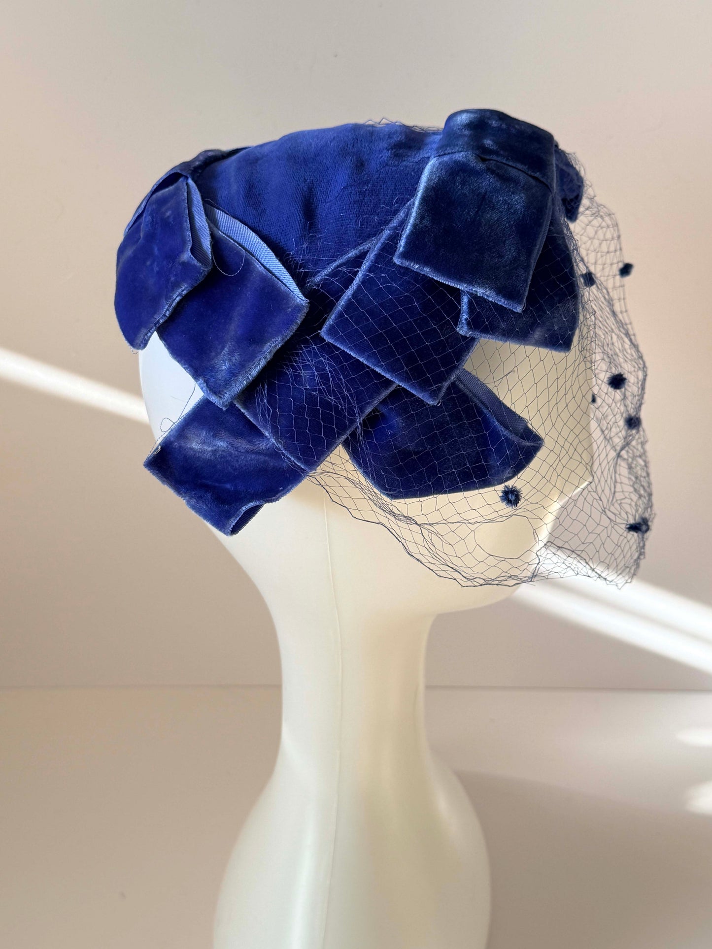 1960s Union Made Blue Velvet Hat – Bow Detail Veiled Cocktail Hat – Mid Century Fascinator / Evening Hat
