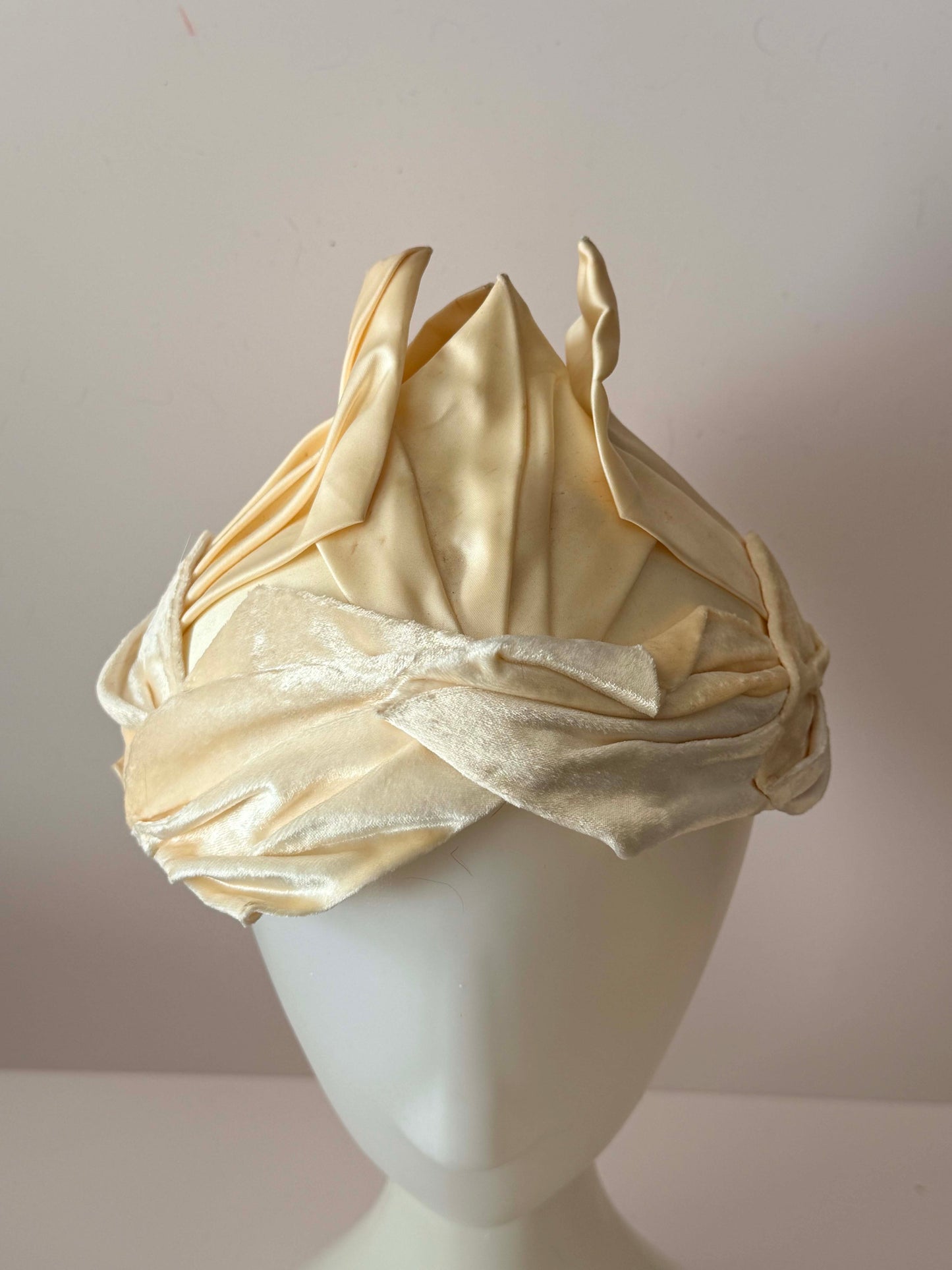 1950s Ivory Satin Sculptural Draped Hat – Architectural Editorial Bridal Cocktail Hat Veil-Ready