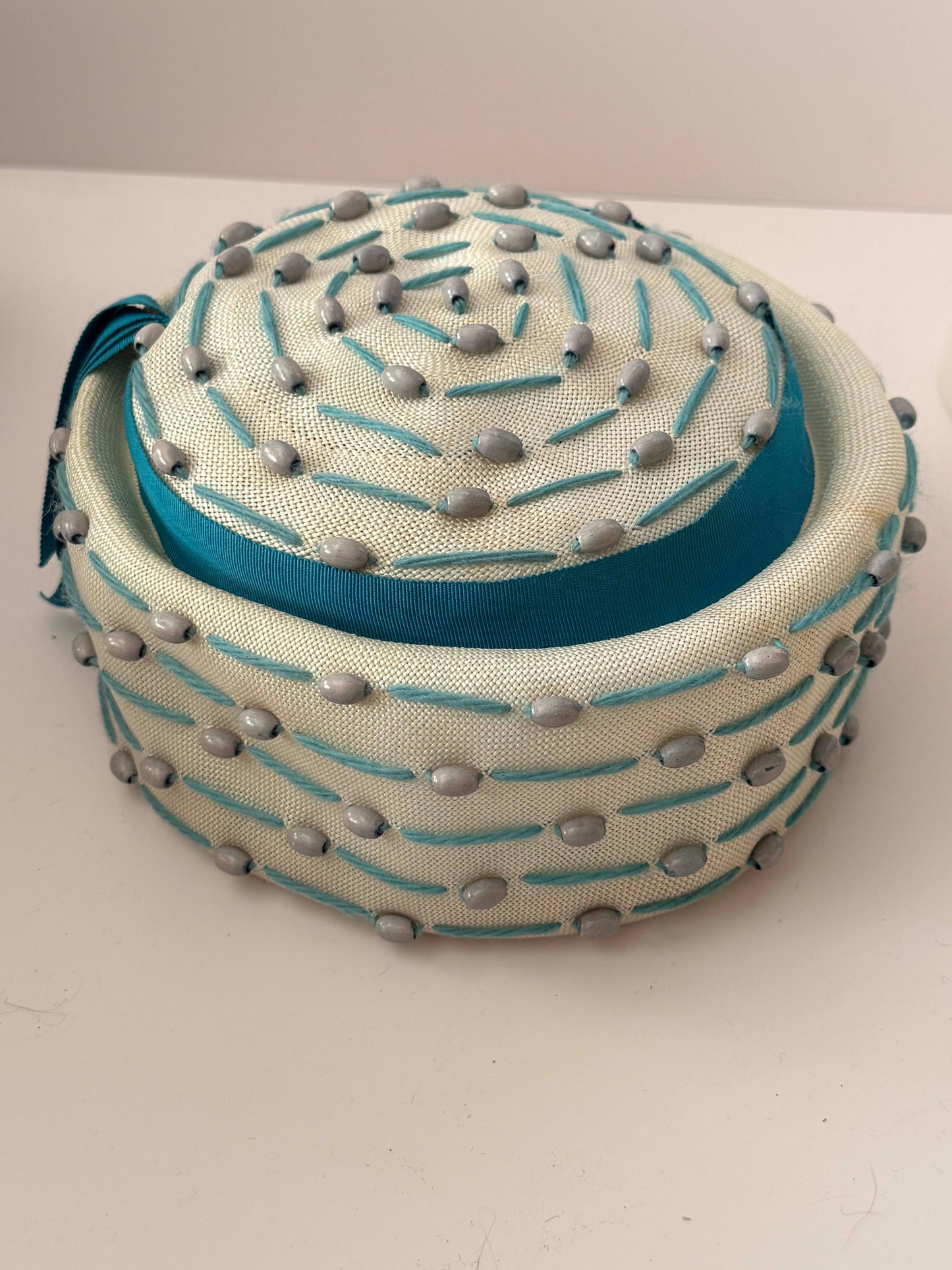 1960s Marche Exclusive Ivory & Aqua Beaded Pillbox Hat – Sculptural Mid Century Cocktail Hat