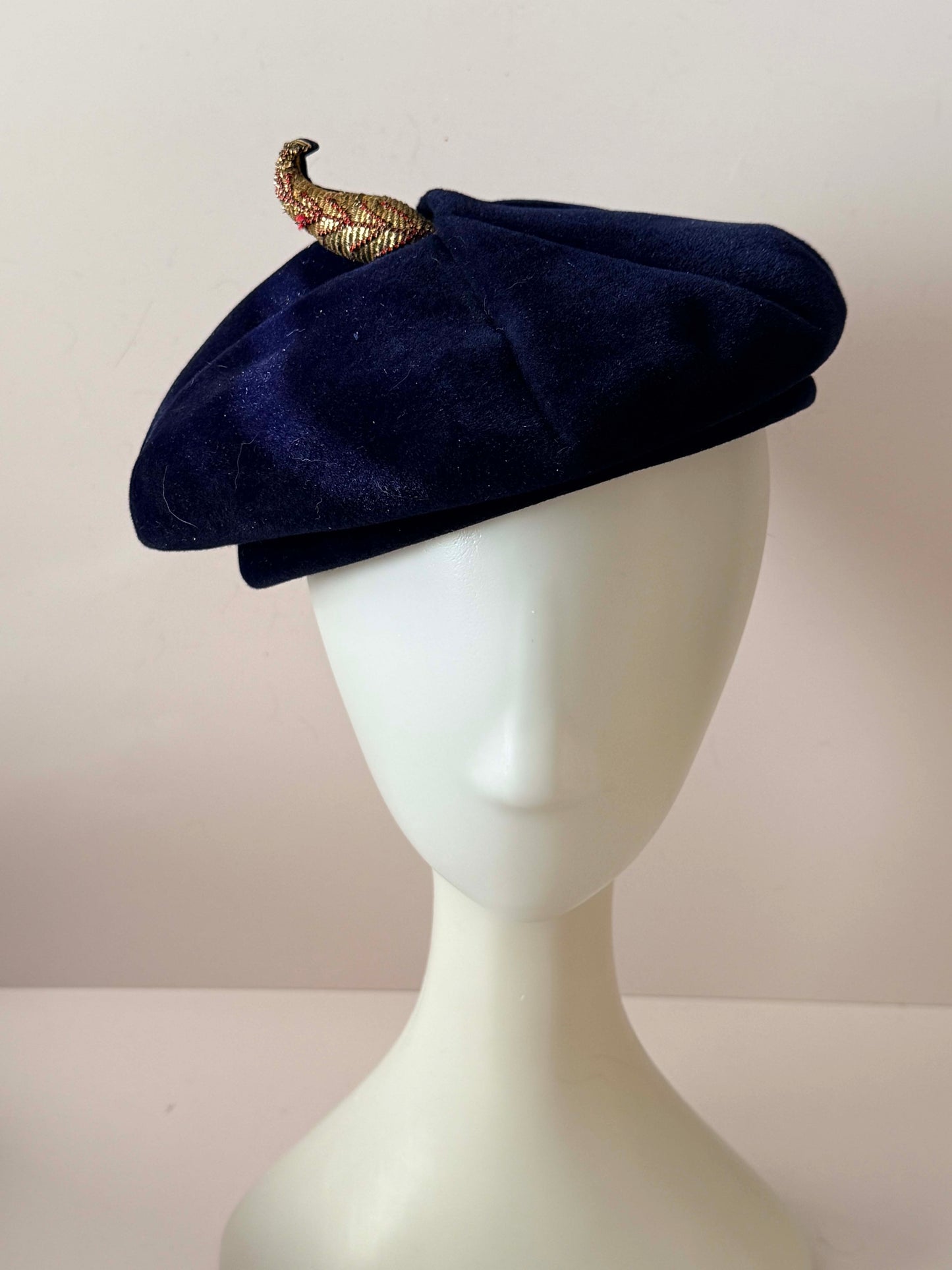 1950s–1960s Mercina Exclusive Navy Velvet Beret – Sculptural Mid-Century Cocktail Hat