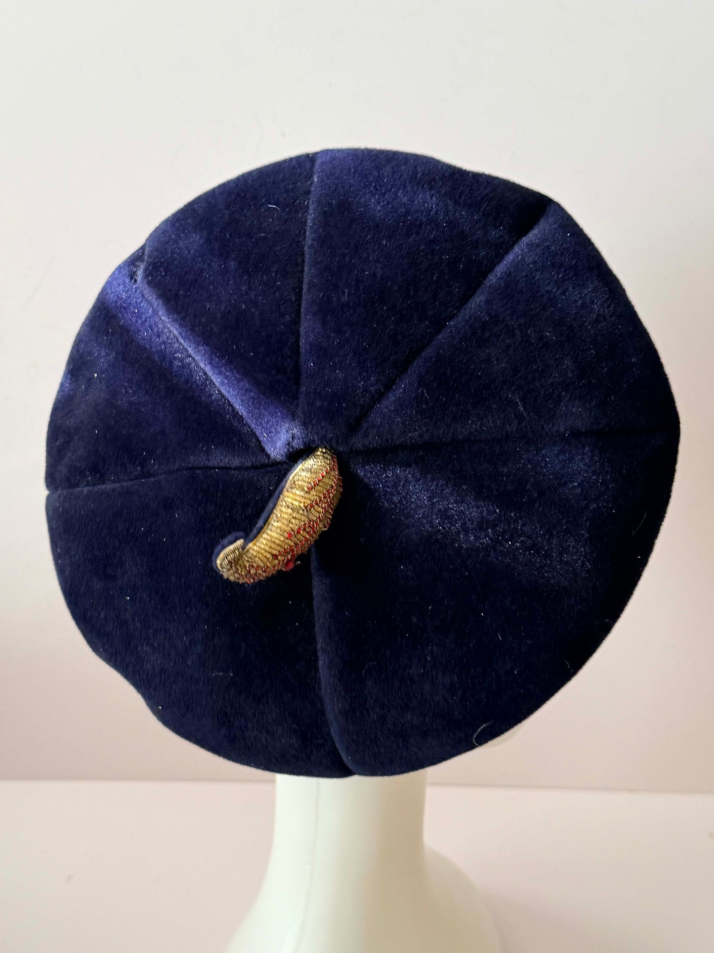 1950s–1960s Mercina Exclusive Navy Velvet Beret – Sculptural Mid-Century Cocktail Hat