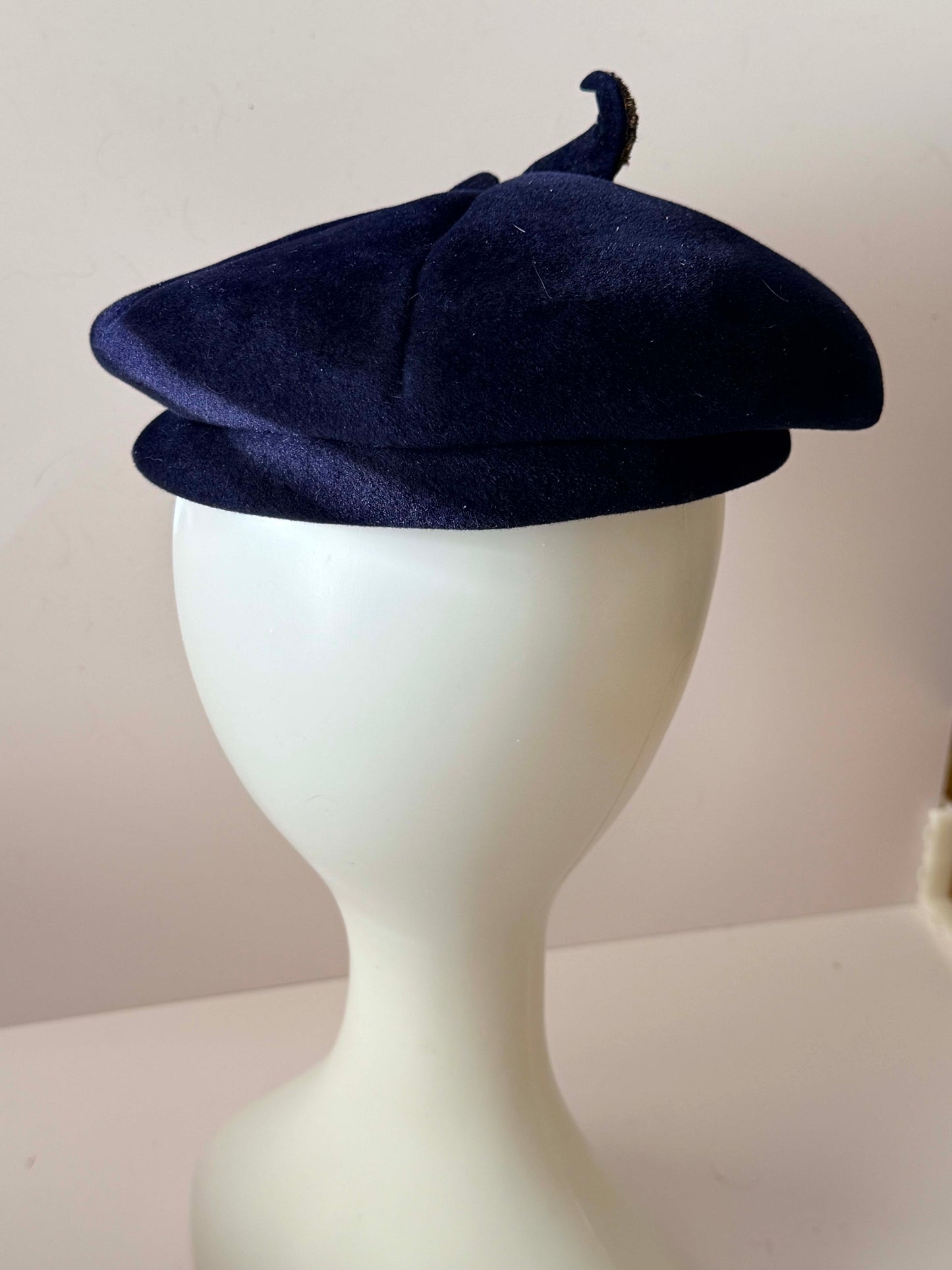 1950s–1960s Mercina Exclusive Navy Velvet Beret – Sculptural Mid-Century Cocktail Hat