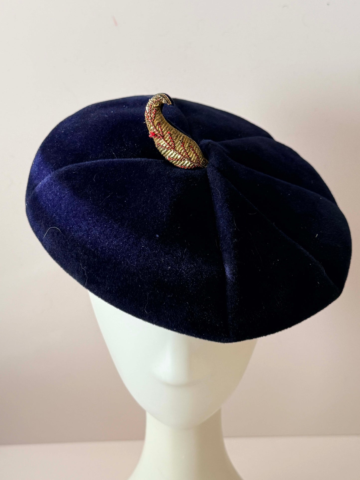 1950s–1960s Mercina Exclusive Navy Velvet Beret – Sculptural Mid-Century Cocktail Hat