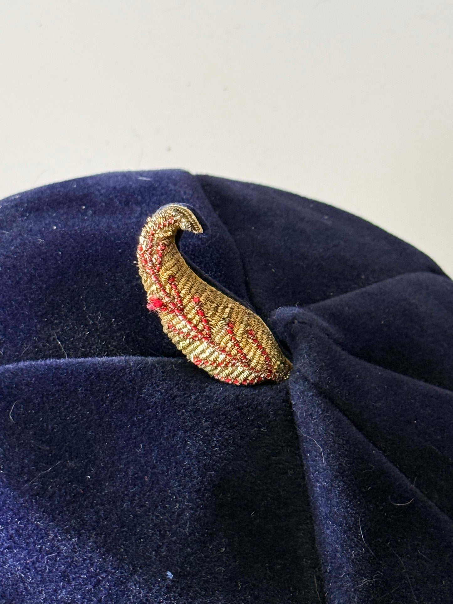 1950s–1960s Mercina Exclusive Navy Velvet Beret – Sculptural Mid-Century Cocktail Hat