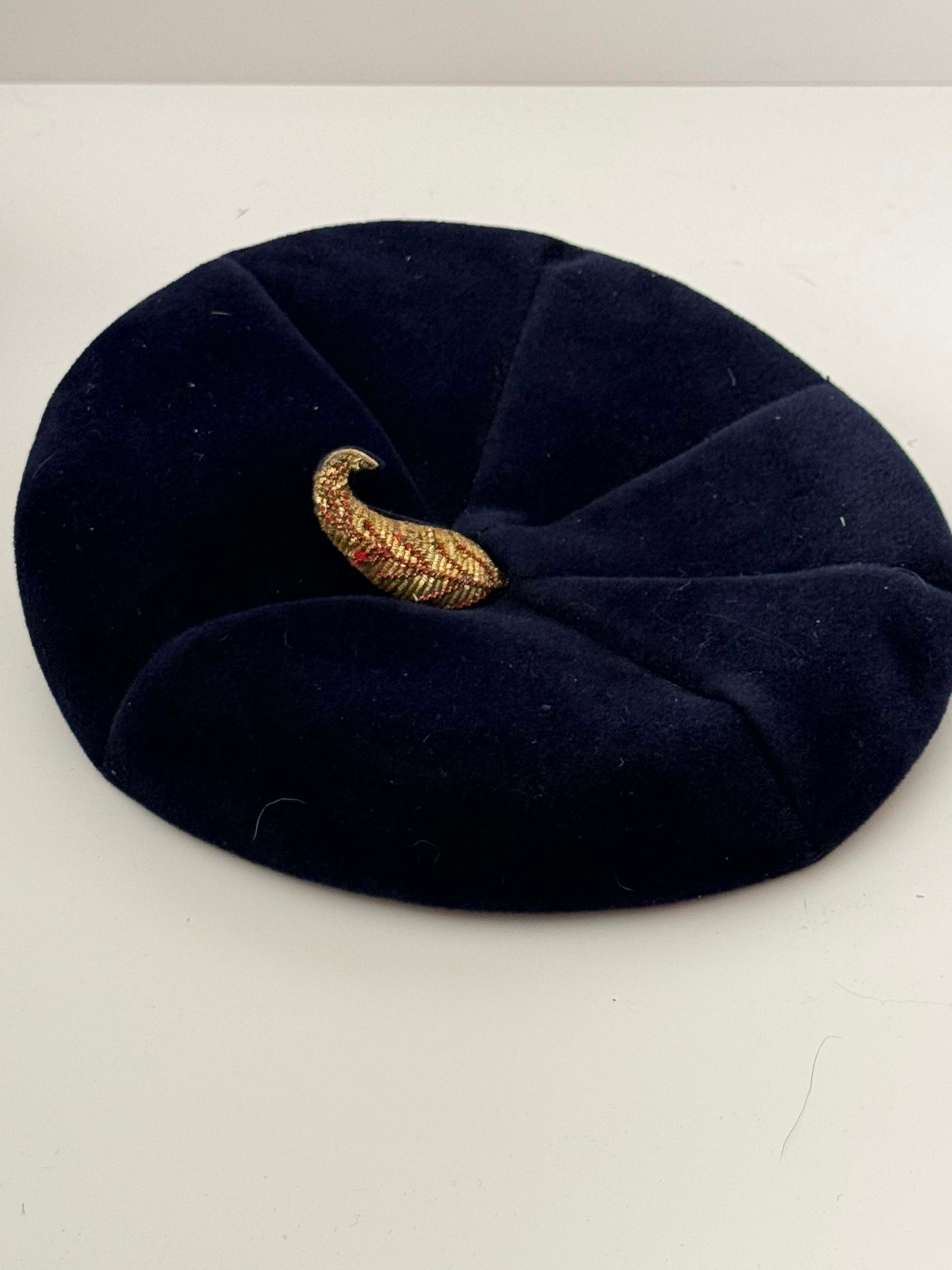 1950s–1960s Mercina Exclusive Navy Velvet Beret – Sculptural Mid-Century Cocktail Hat