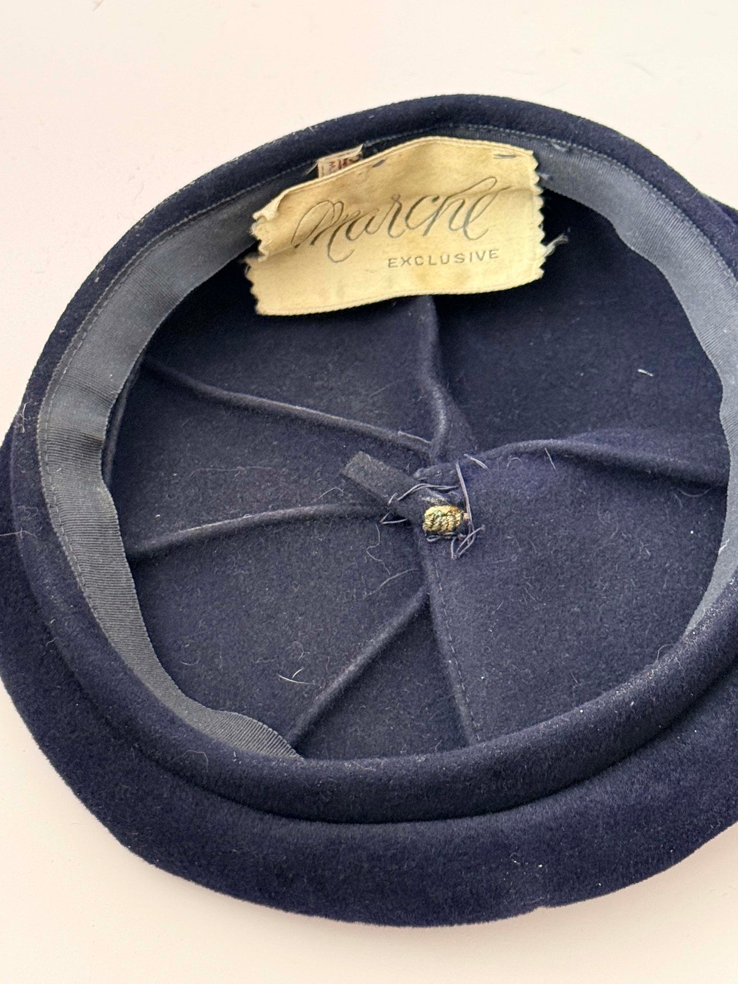 1950s–1960s Mercina Exclusive Navy Velvet Beret – Sculptural Mid-Century Cocktail Hat