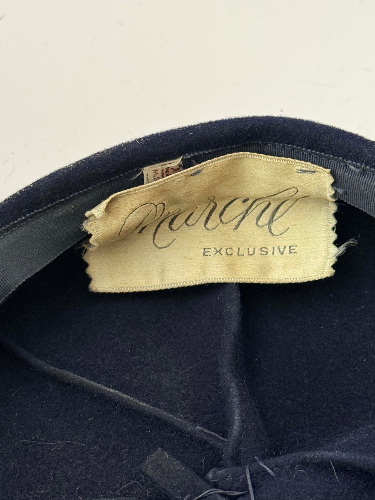 1950s–1960s Mercina Exclusive Navy Velvet Beret – Sculptural Mid-Century Cocktail Hat
