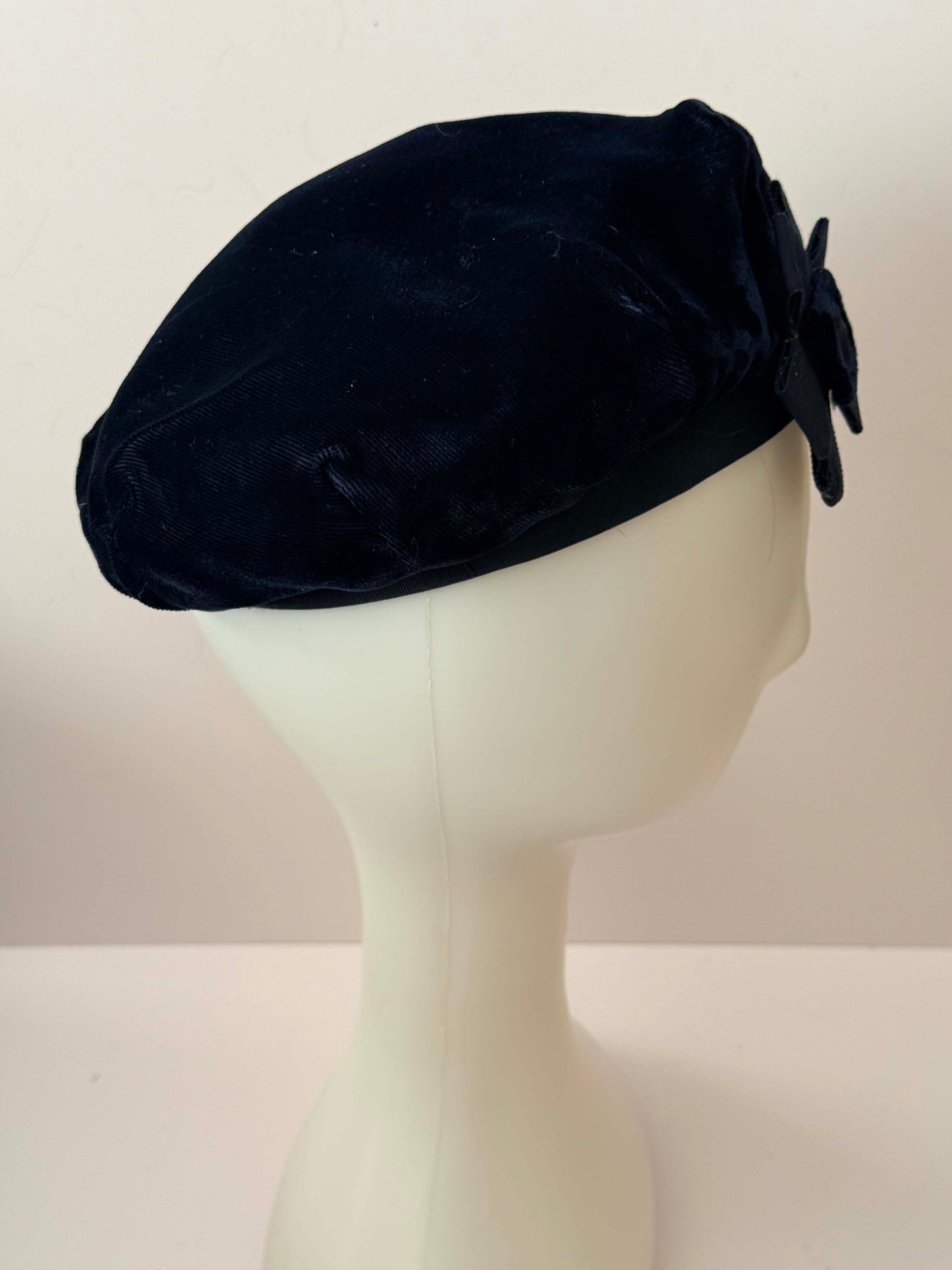 1950s Navy Velvet Beret Hat – Classic Bow Trim French Style Tilt Hat