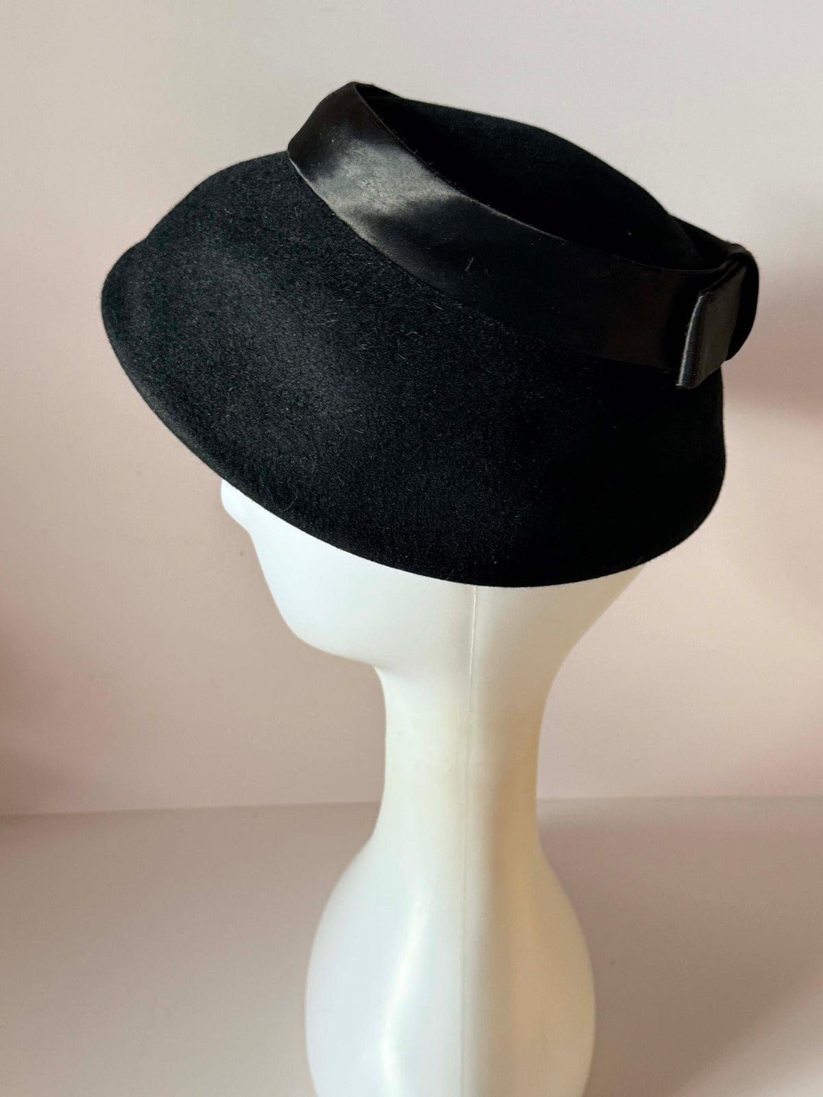 Vintage 1950s Black Felt Hat | Satin Bow Aubrey Hepburn Style Hat | Mid Century Women's Hat