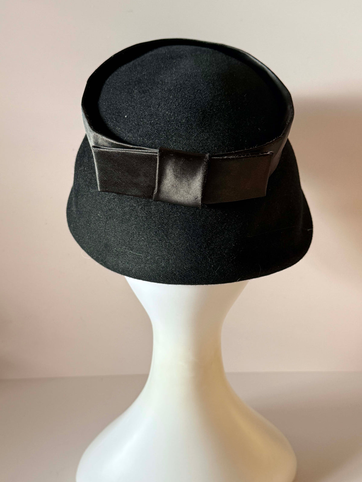 Vintage 1950s Black Felt Hat | Satin Bow Aubrey Hepburn Style Hat | Mid Century Women's Hat
