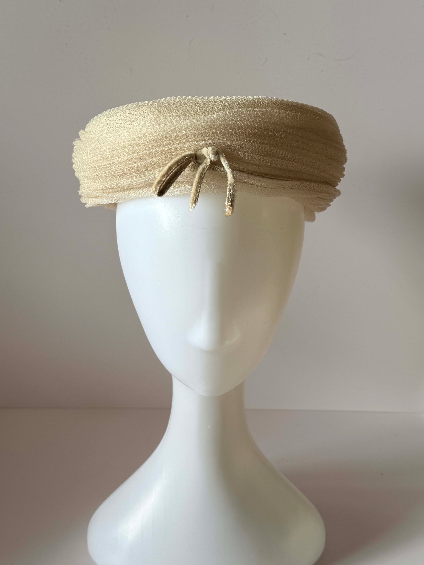 1950s Cream Textured Knit Pillbox Hat – Soft Sculptural Mid-Century Minimalist Headpiece