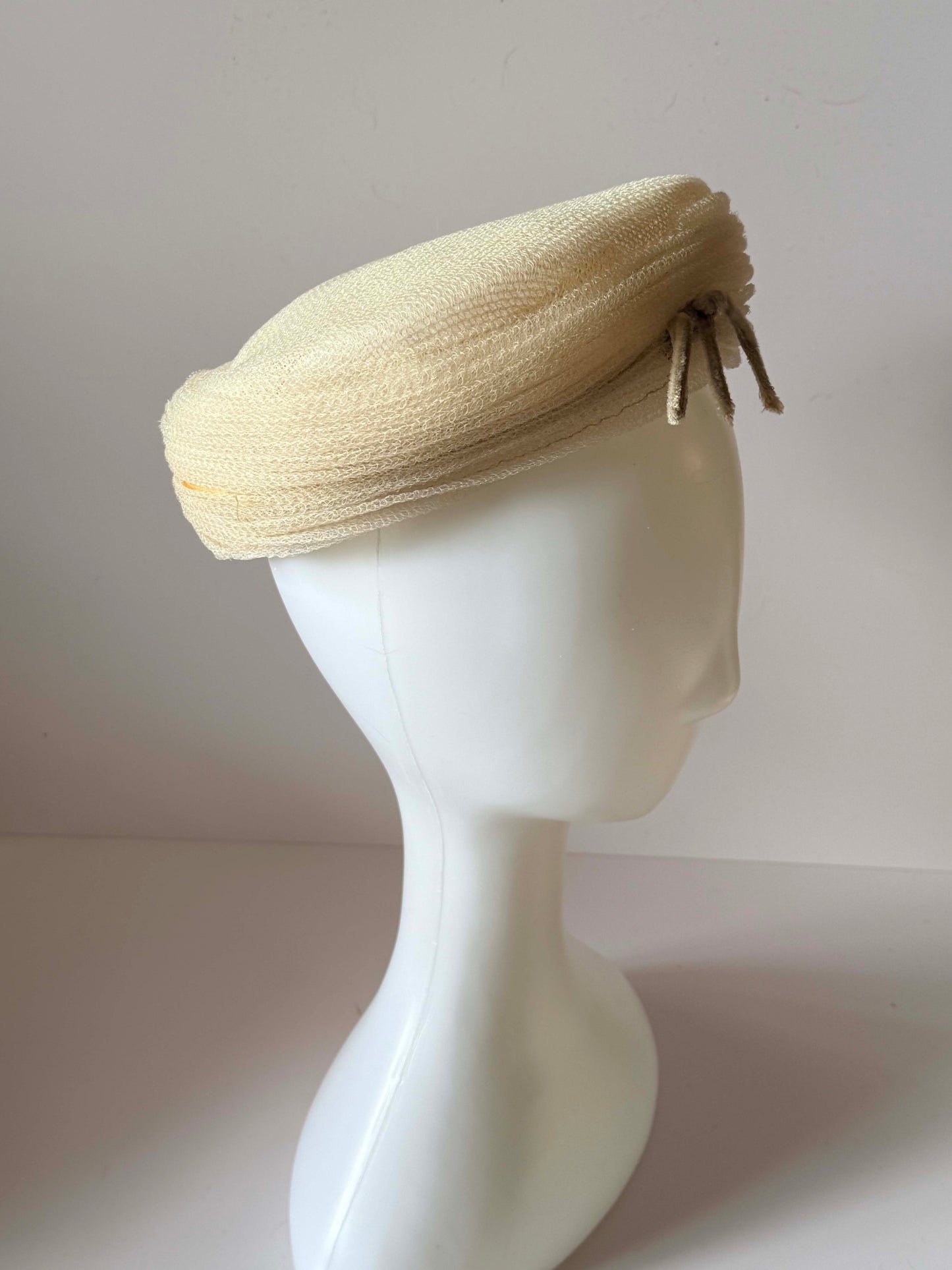 1950s Cream Textured Knit Pillbox Hat – Soft Sculptural Mid-Century Minimalist Headpiece