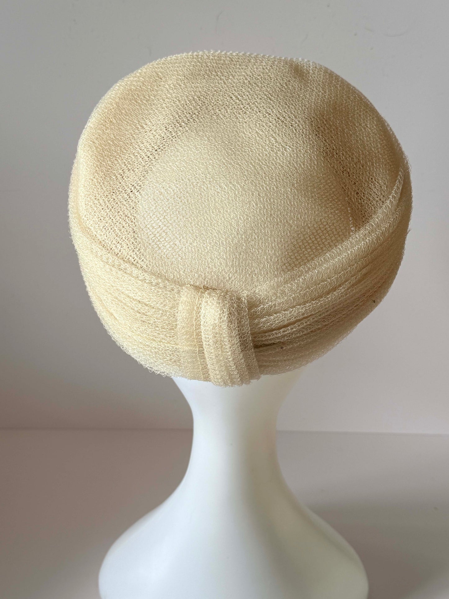 1950s Cream Textured Knit Pillbox Hat – Soft Sculptural Mid-Century Minimalist Headpiece