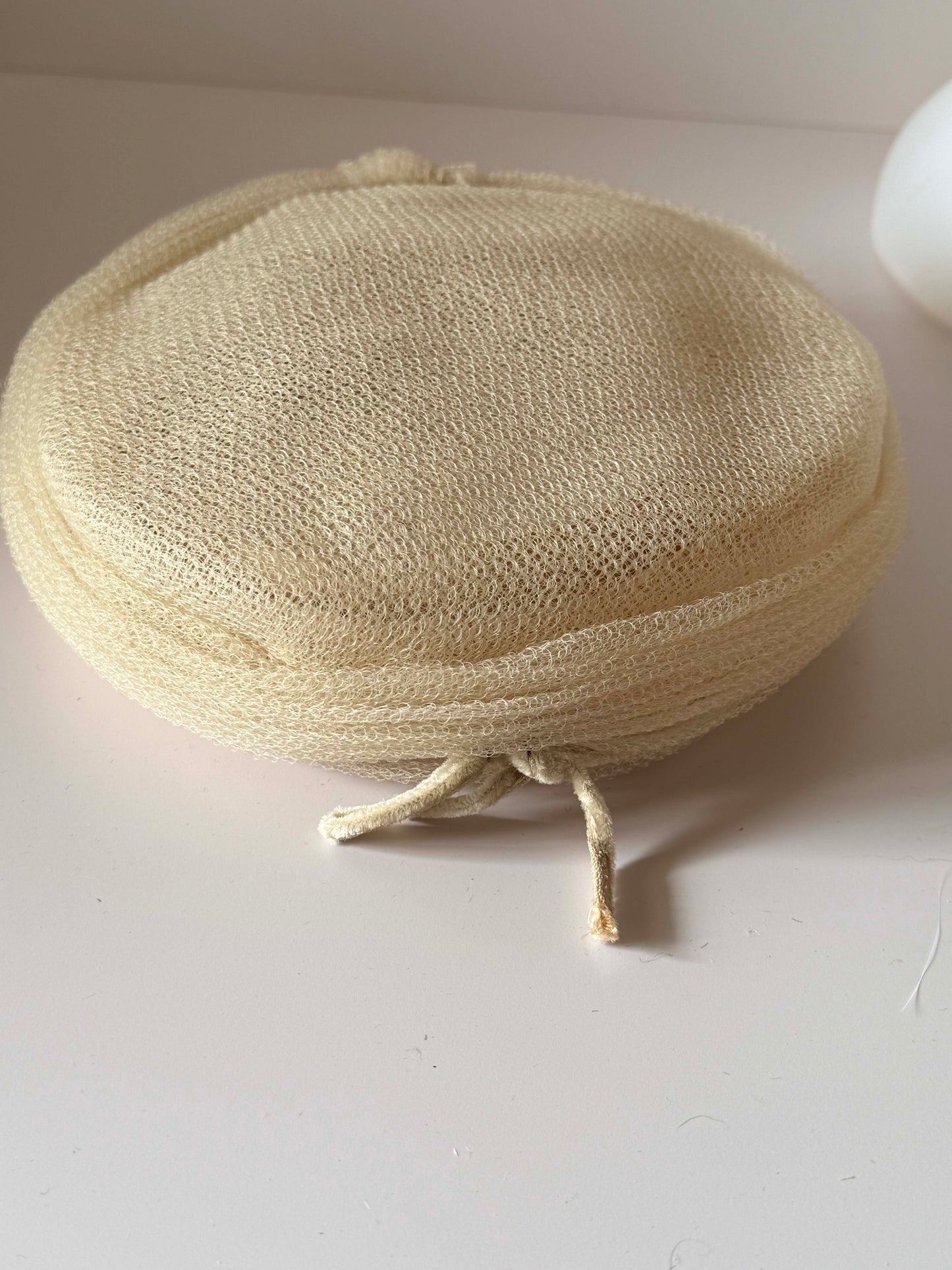 1950s Cream Textured Knit Pillbox Hat – Soft Sculptural Mid-Century Minimalist Headpiece