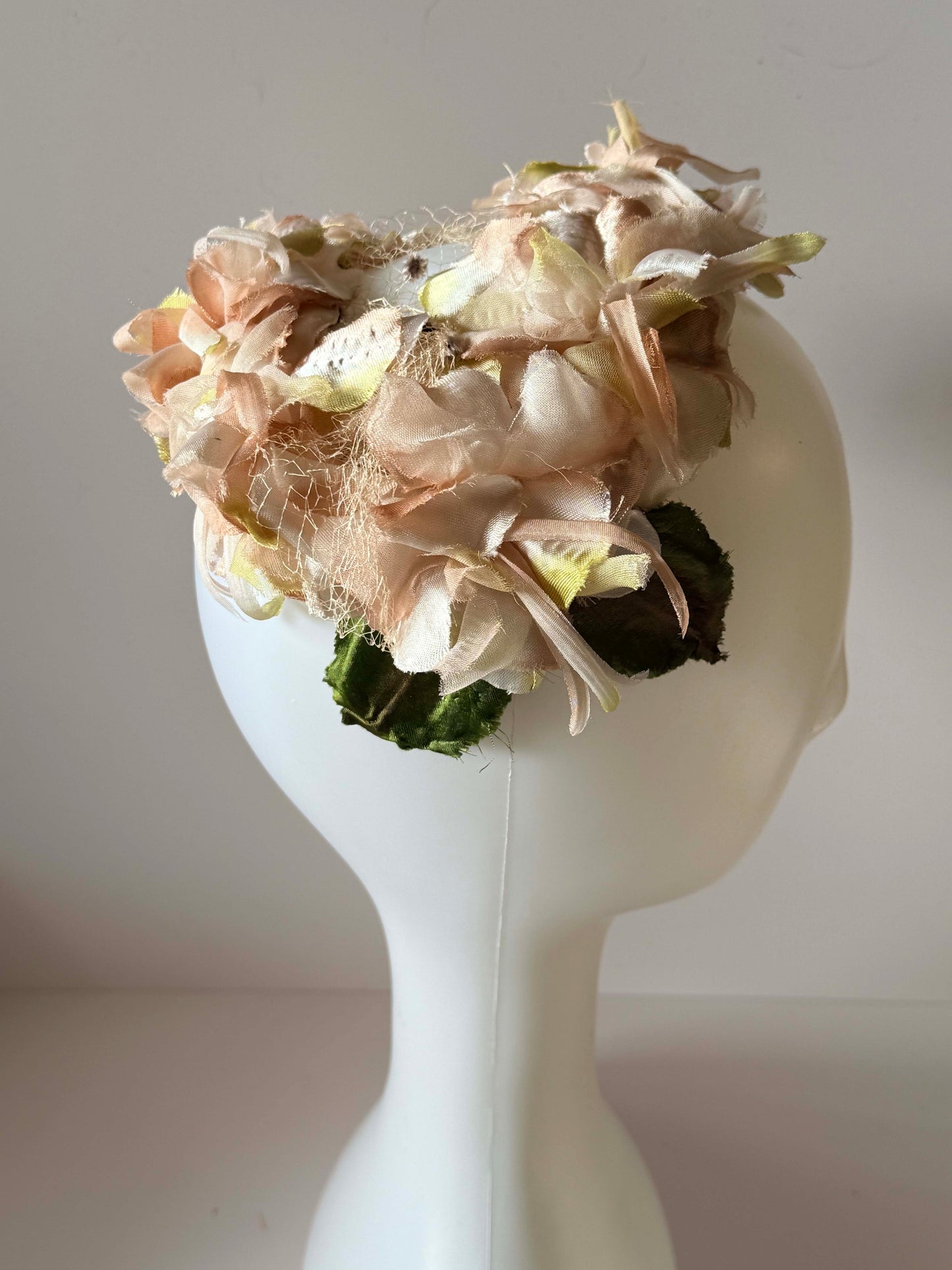 1950s Peach Silk Floral Petal Hat – Romantic Mid-Century Garden Party Headpiece