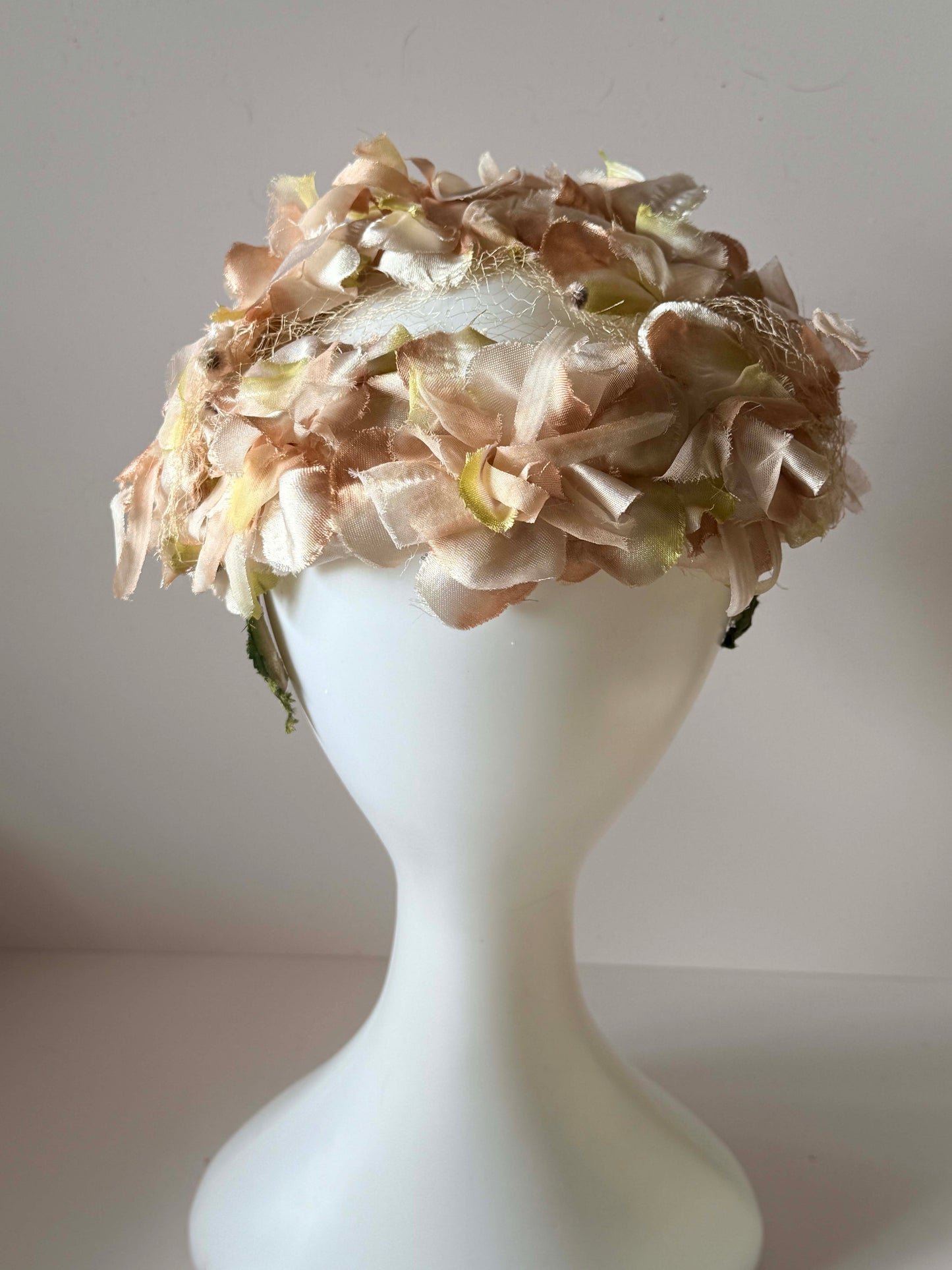 1950s Peach Silk Floral Petal Hat – Romantic Mid-Century Garden Party Headpiece