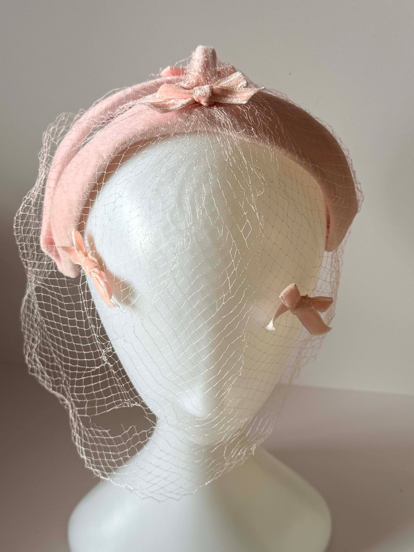 1960s Blush Pink Velvet Halo Hat with Veil – Vintage Bow Cocktail Hat – Mid Century Bridal Headpiece – Soft Romantic Millinery