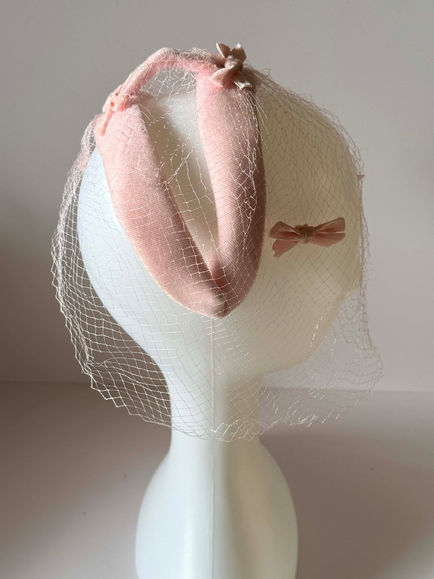 1960s Blush Pink Velvet Halo Hat with Veil – Vintage Bow Cocktail Hat – Mid Century Bridal Headpiece – Soft Romantic Millinery