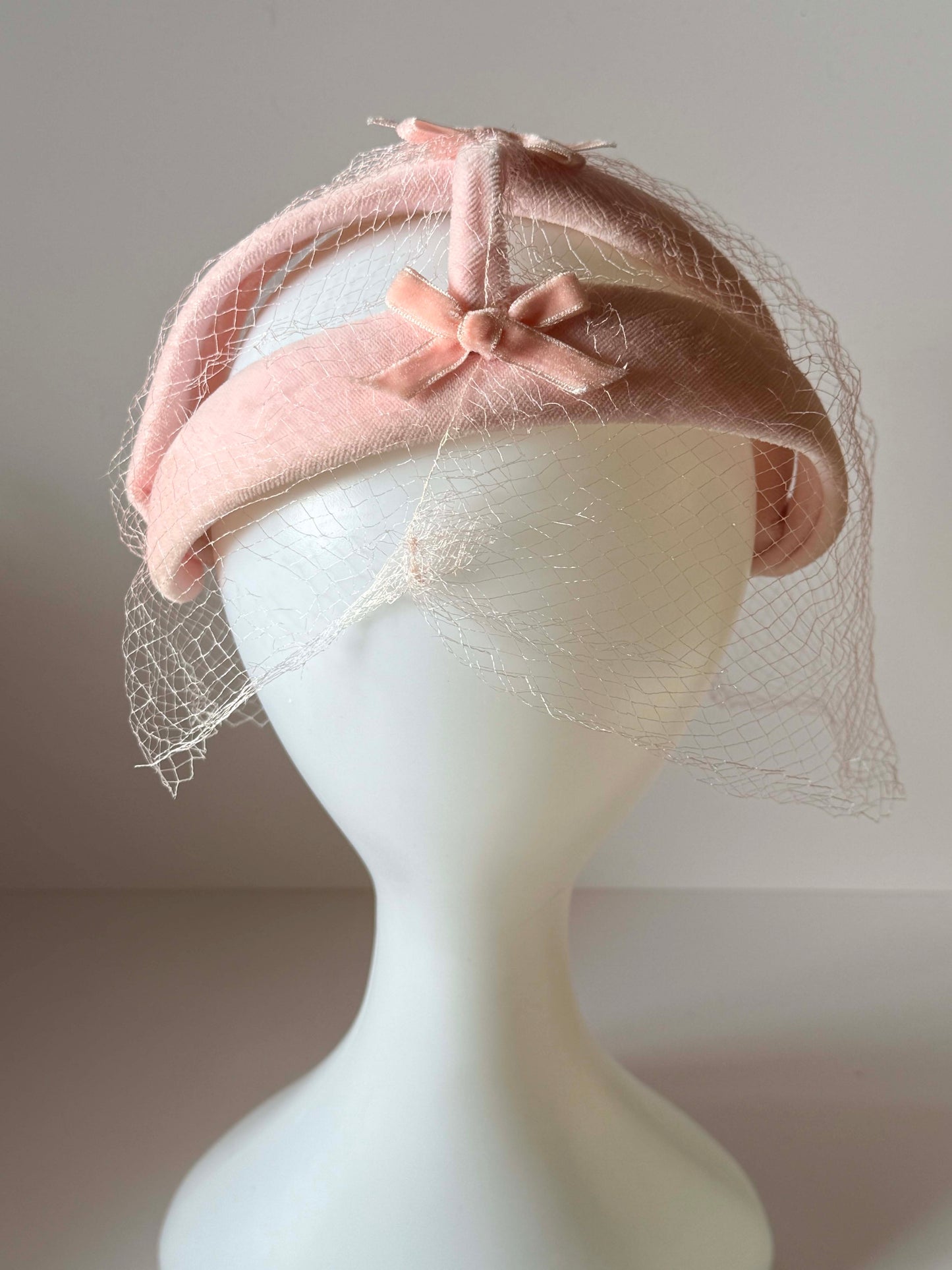 1960s Blush Pink Velvet Halo Hat with Veil – Vintage Bow Cocktail Hat – Mid Century Bridal Headpiece – Soft Romantic Millinery