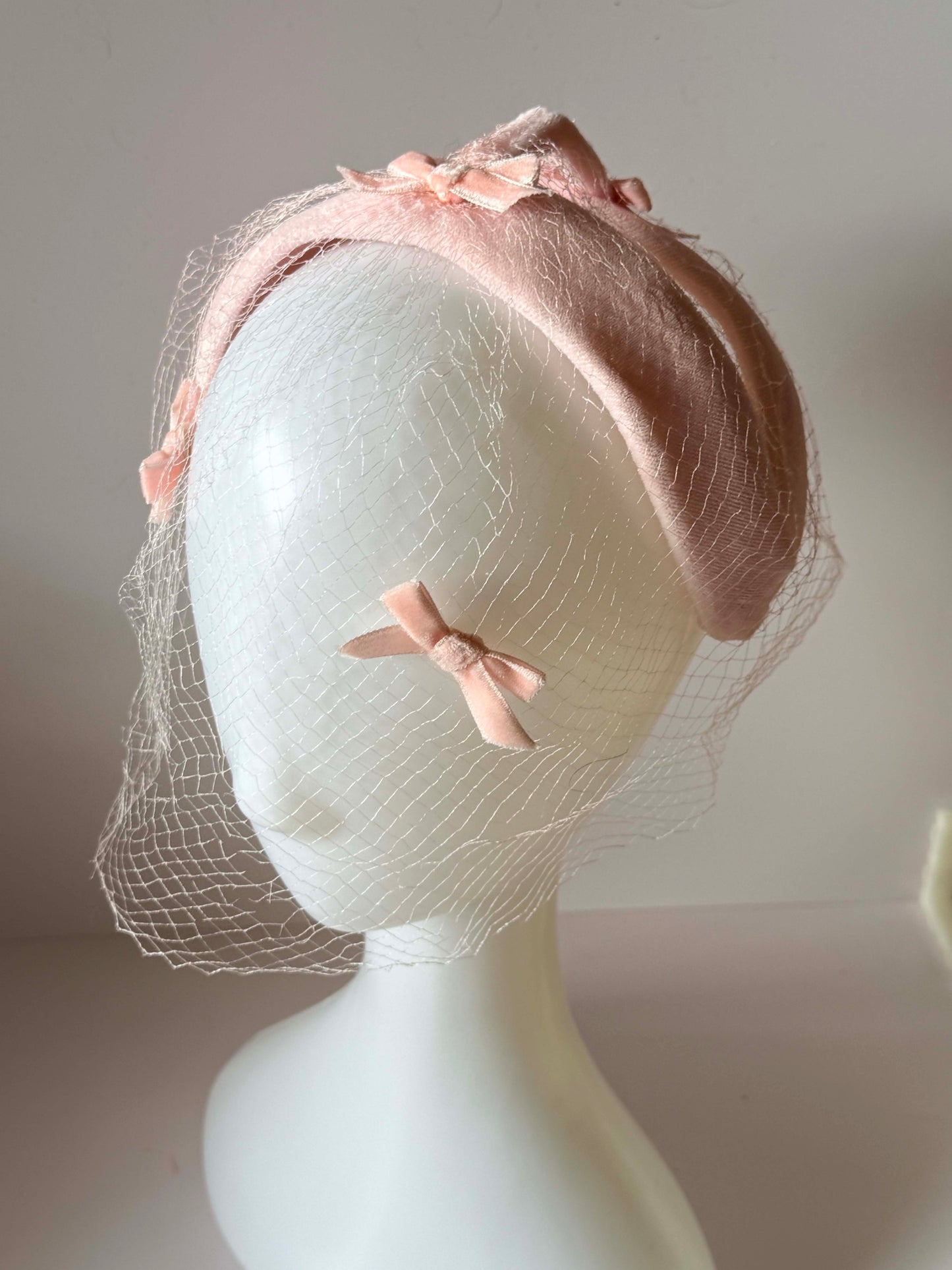 1960s Blush Pink Velvet Halo Hat with Veil – Vintage Bow Cocktail Hat – Mid Century Bridal Headpiece – Soft Romantic Millinery
