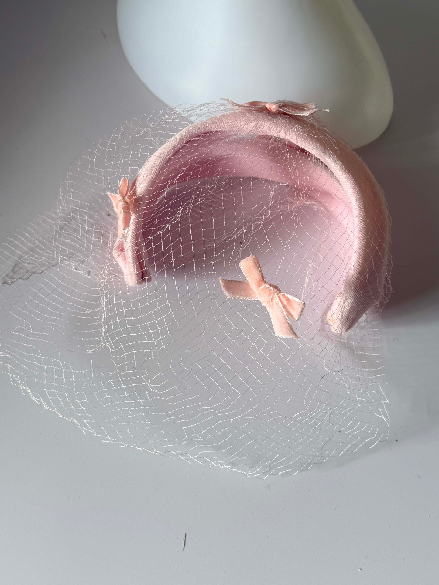 1960s Blush Pink Velvet Halo Hat with Veil – Vintage Bow Cocktail Hat – Mid Century Bridal Headpiece – Soft Romantic Millinery
