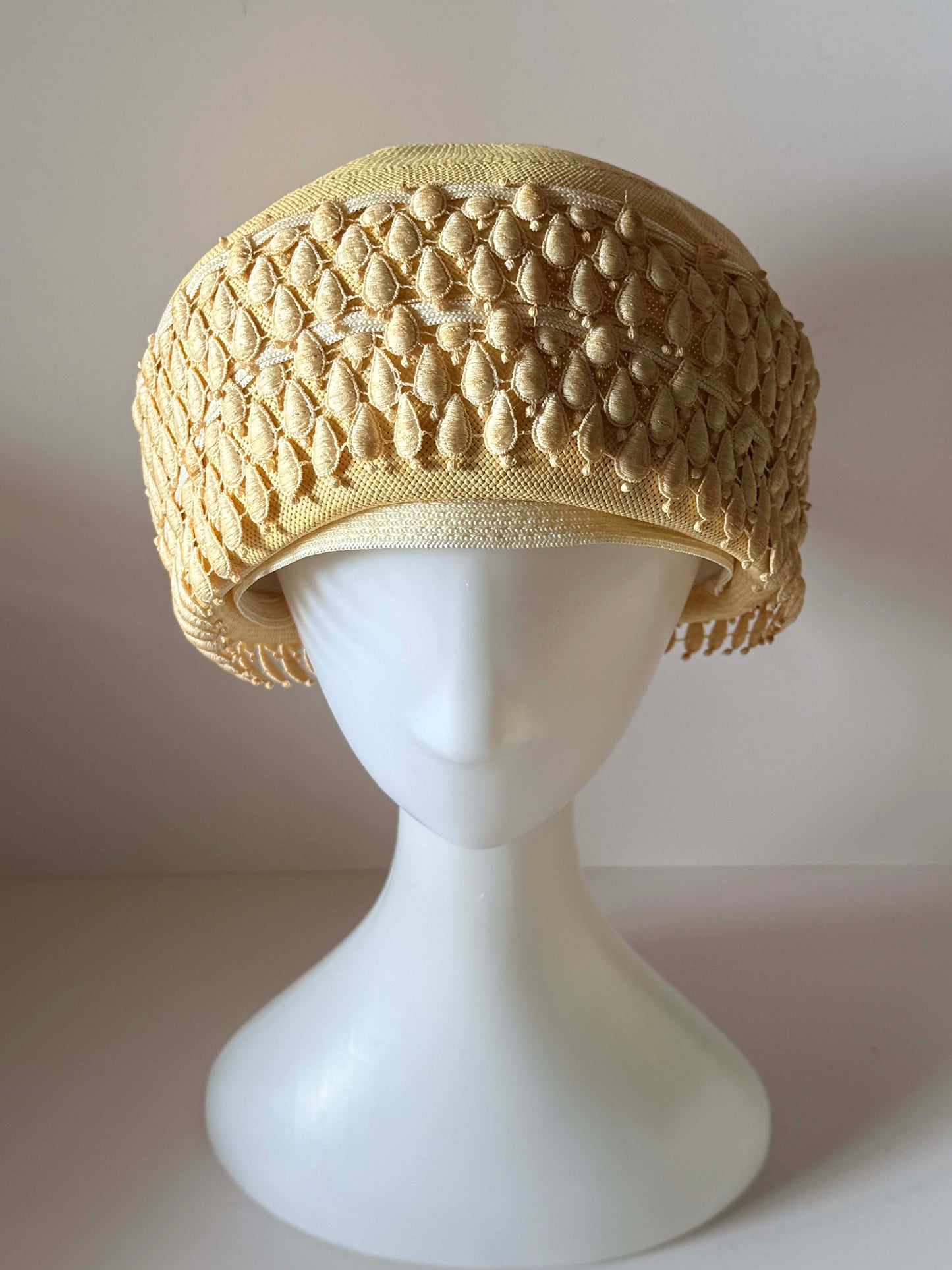 1960s Quaker Maid Cream Straw Pillbox Hat – Textured Tassel Trim Mid-Century Summer Hat