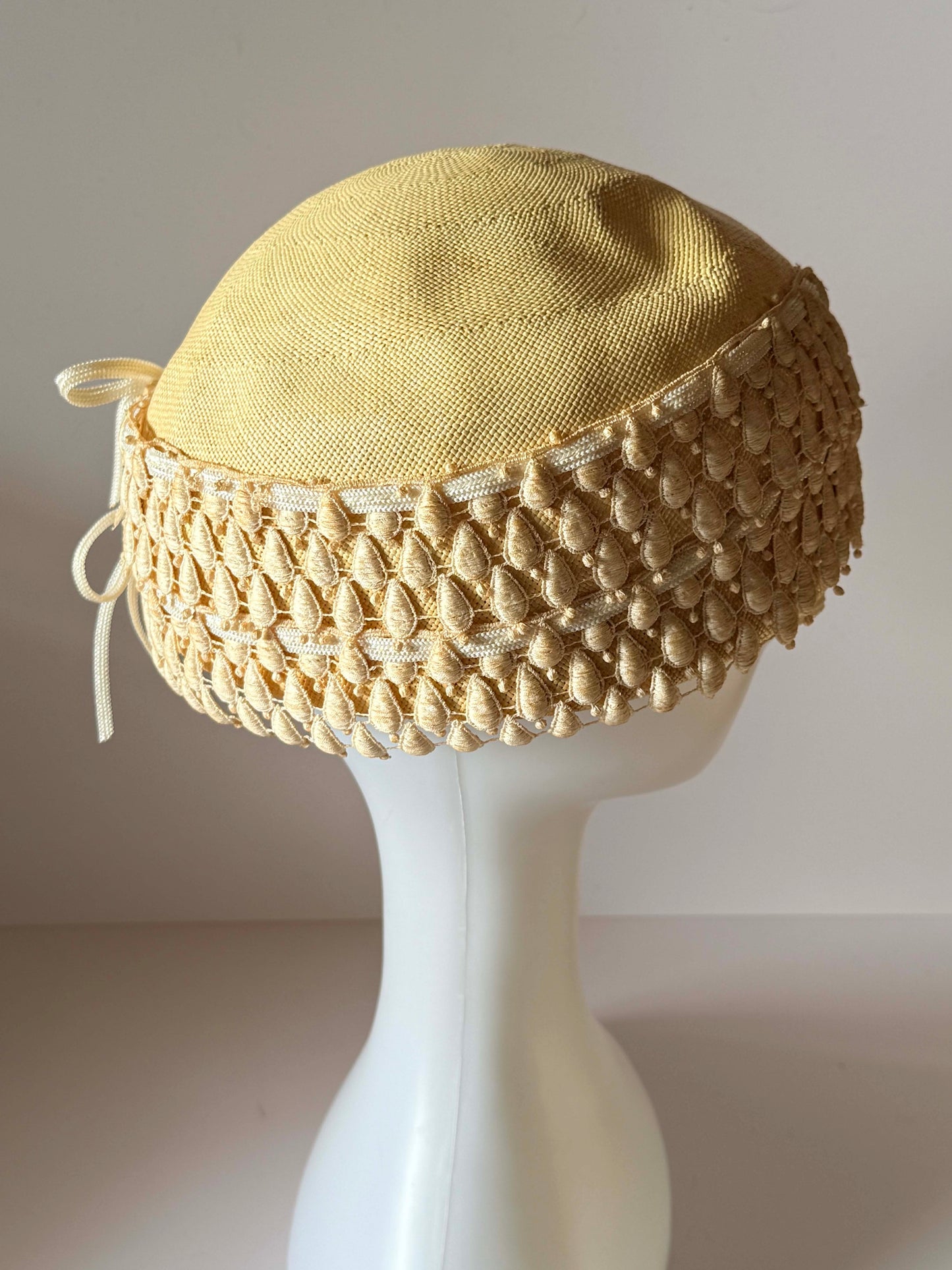 1960s Quaker Maid Cream Straw Pillbox Hat – Textured Tassel Trim Mid-Century Summer Hat
