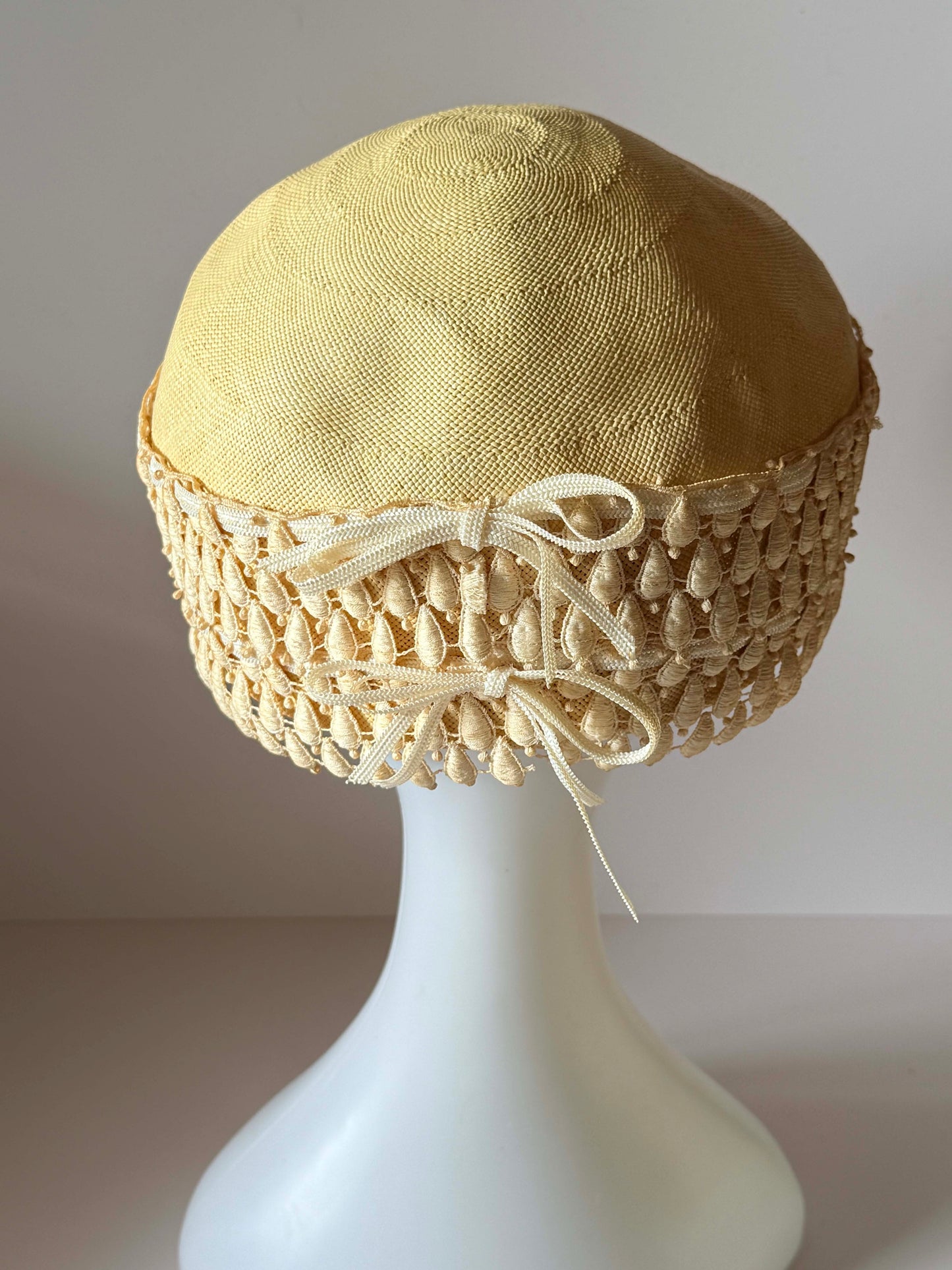1960s Quaker Maid Cream Straw Pillbox Hat – Textured Tassel Trim Mid-Century Summer Hat
