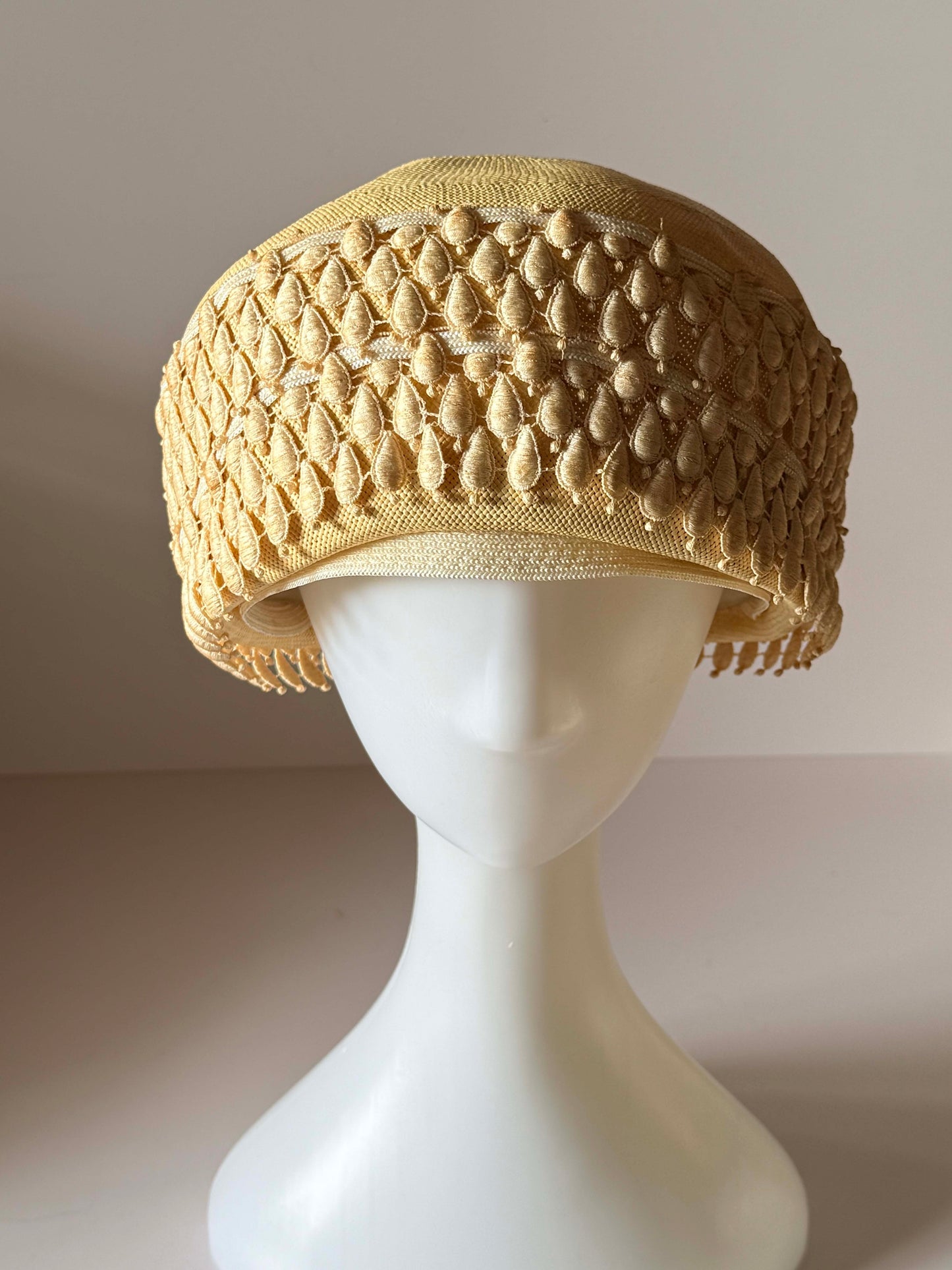 1960s Quaker Maid Cream Straw Pillbox Hat – Textured Tassel Trim Mid-Century Summer Hat