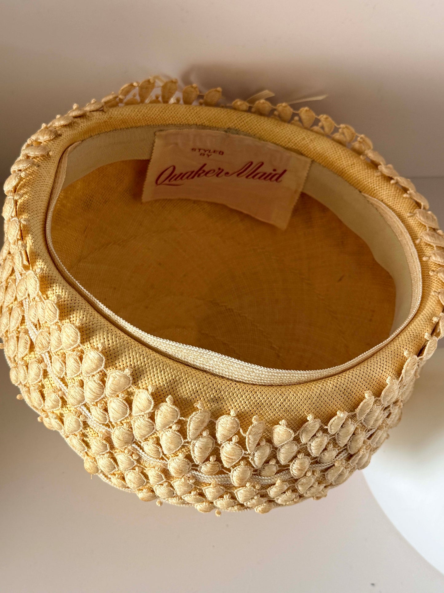1960s Quaker Maid Cream Straw Pillbox Hat – Textured Tassel Trim Mid-Century Summer Hat