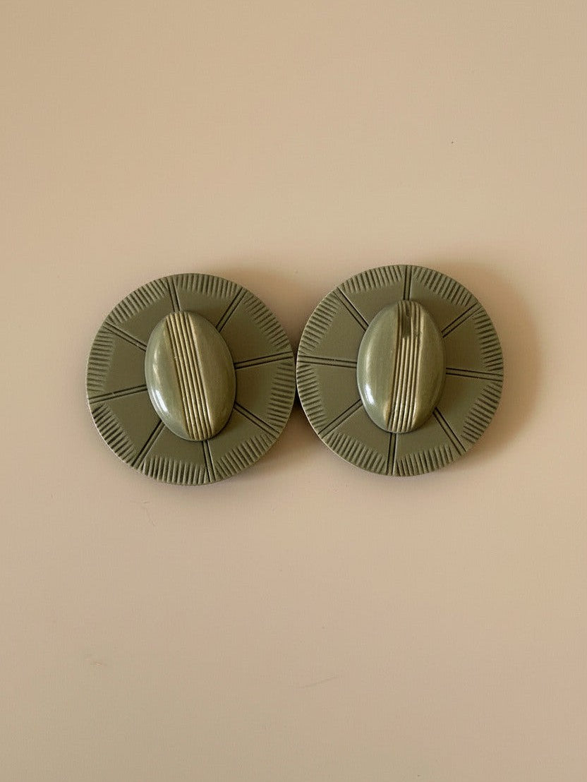 1930s–1940s Vintage Celluloid Belt Buckle – Olive Green Carved Disc Art Deco Sunburst Clasp – Sculptural Retro Statement Accessory