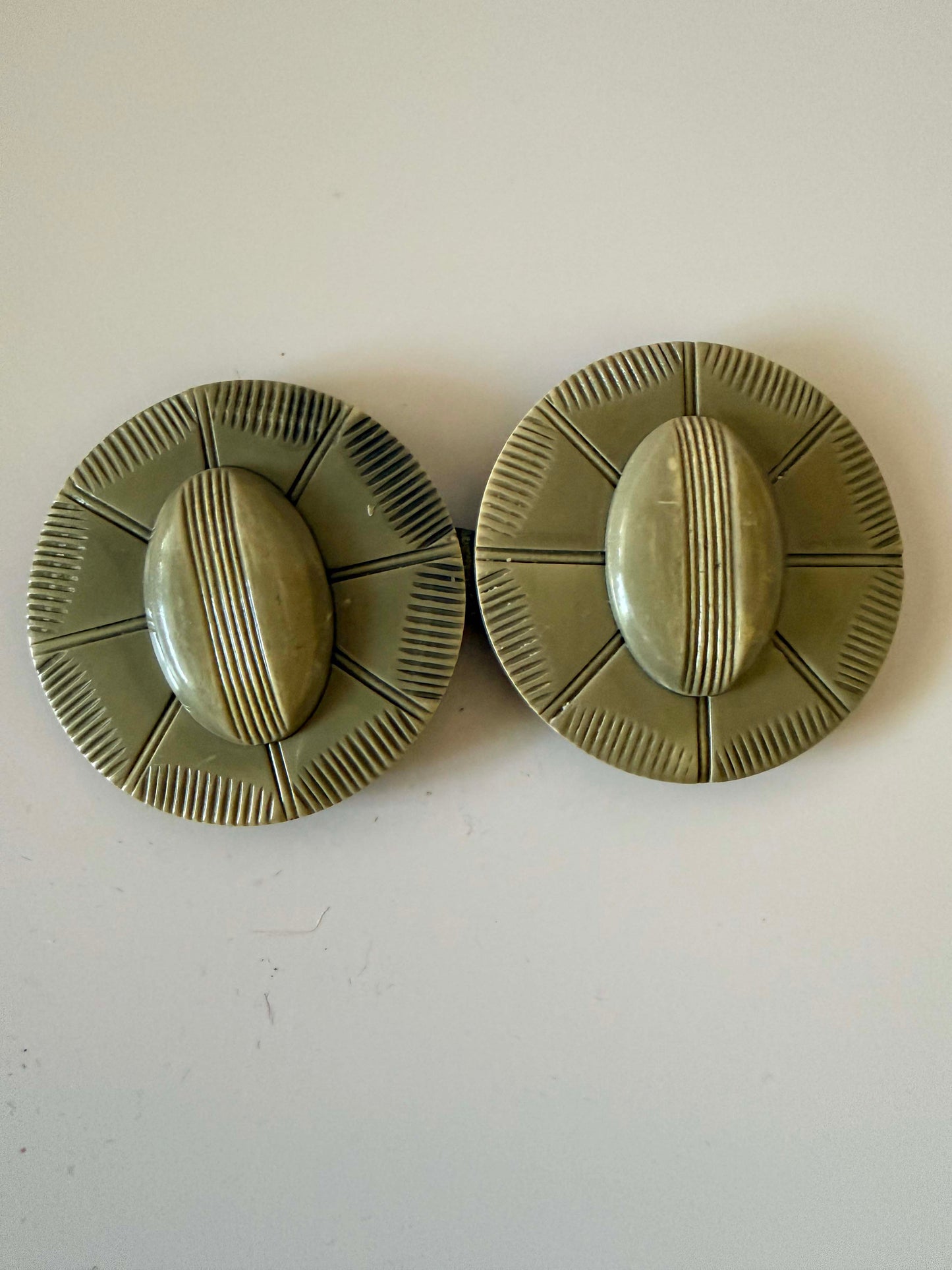 1930s–1940s Vintage Celluloid Belt Buckle – Olive Green Carved Disc Art Deco Sunburst Clasp – Sculptural Retro Statement Accessory