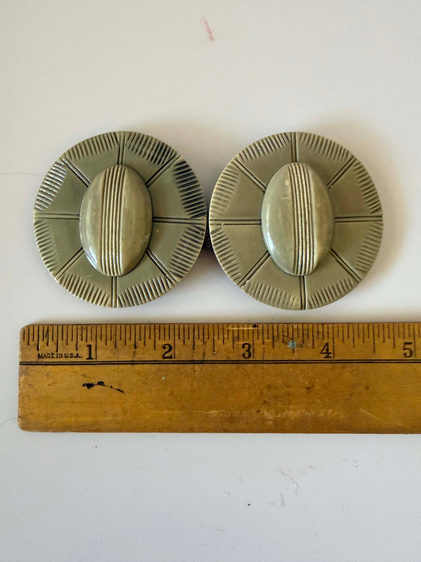 1930s–1940s Vintage Celluloid Belt Buckle – Olive Green Carved Disc Art Deco Sunburst Clasp – Sculptural Retro Statement Accessory