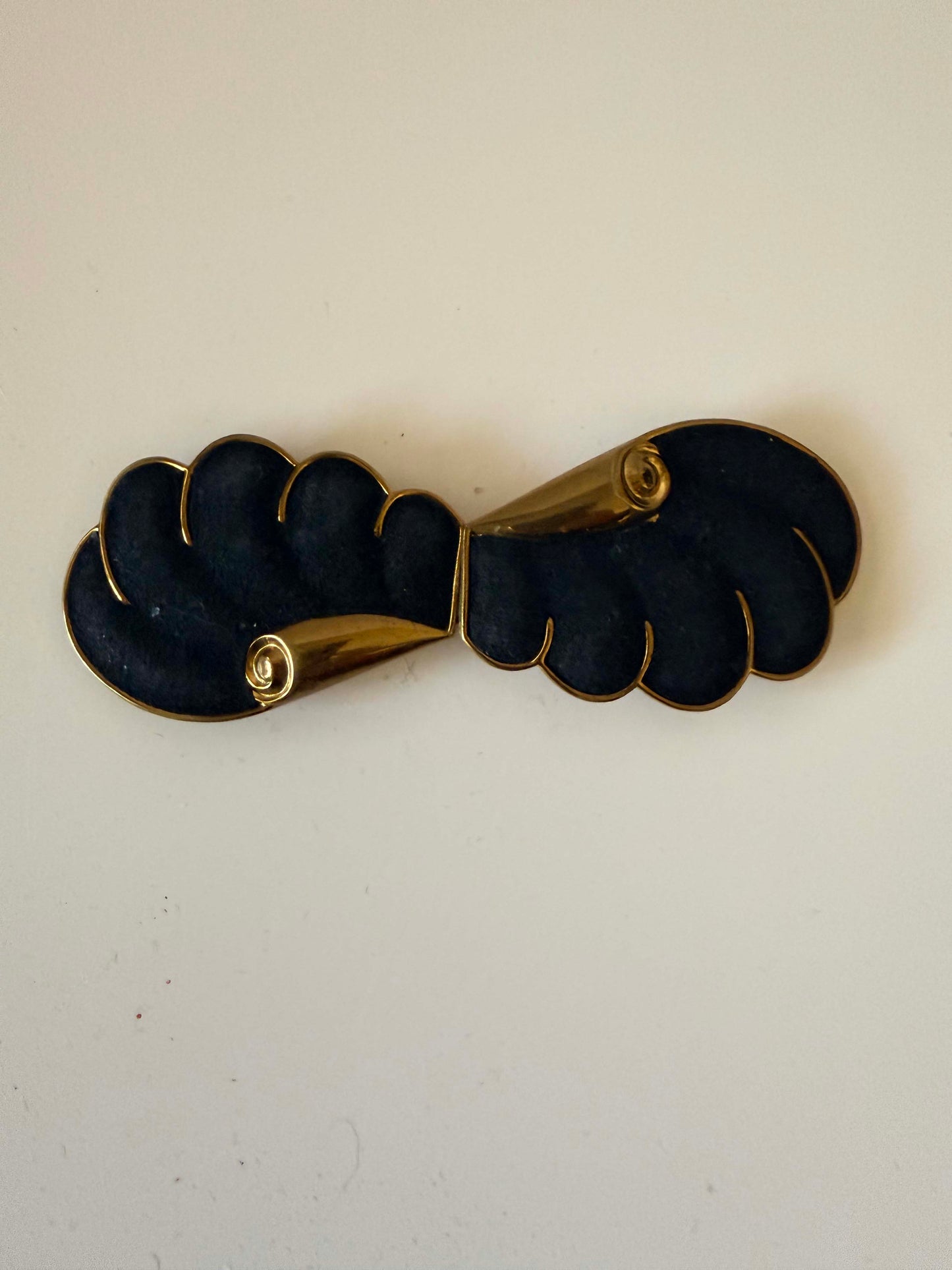 1980s Vintage Criterion Black & Gold Belt Buckle – Sculptural Scalloped Fan Clasp – Bold Retro Statement Accessory