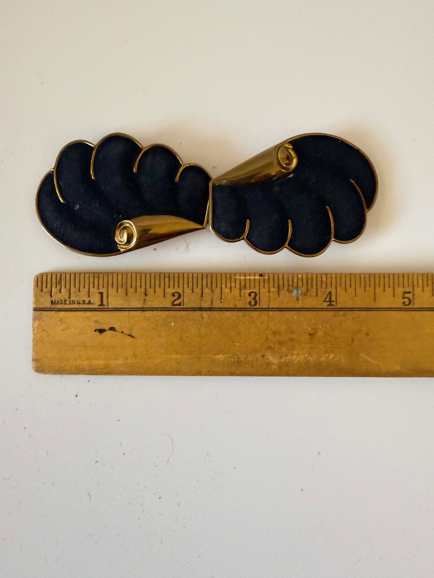 1980s Vintage Criterion Black & Gold Belt Buckle – Sculptural Scalloped Fan Clasp – Bold Retro Statement Accessory