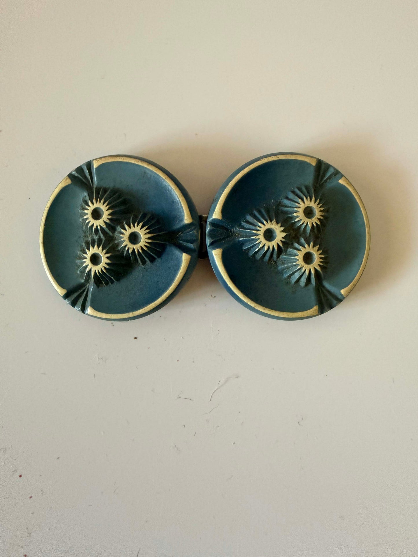 1940s–1950s Vintage Carved Celluloid Belt Buckle – Teal Green Floral Starburst Disc Clasp – Art Deco Revival Statement Accessory