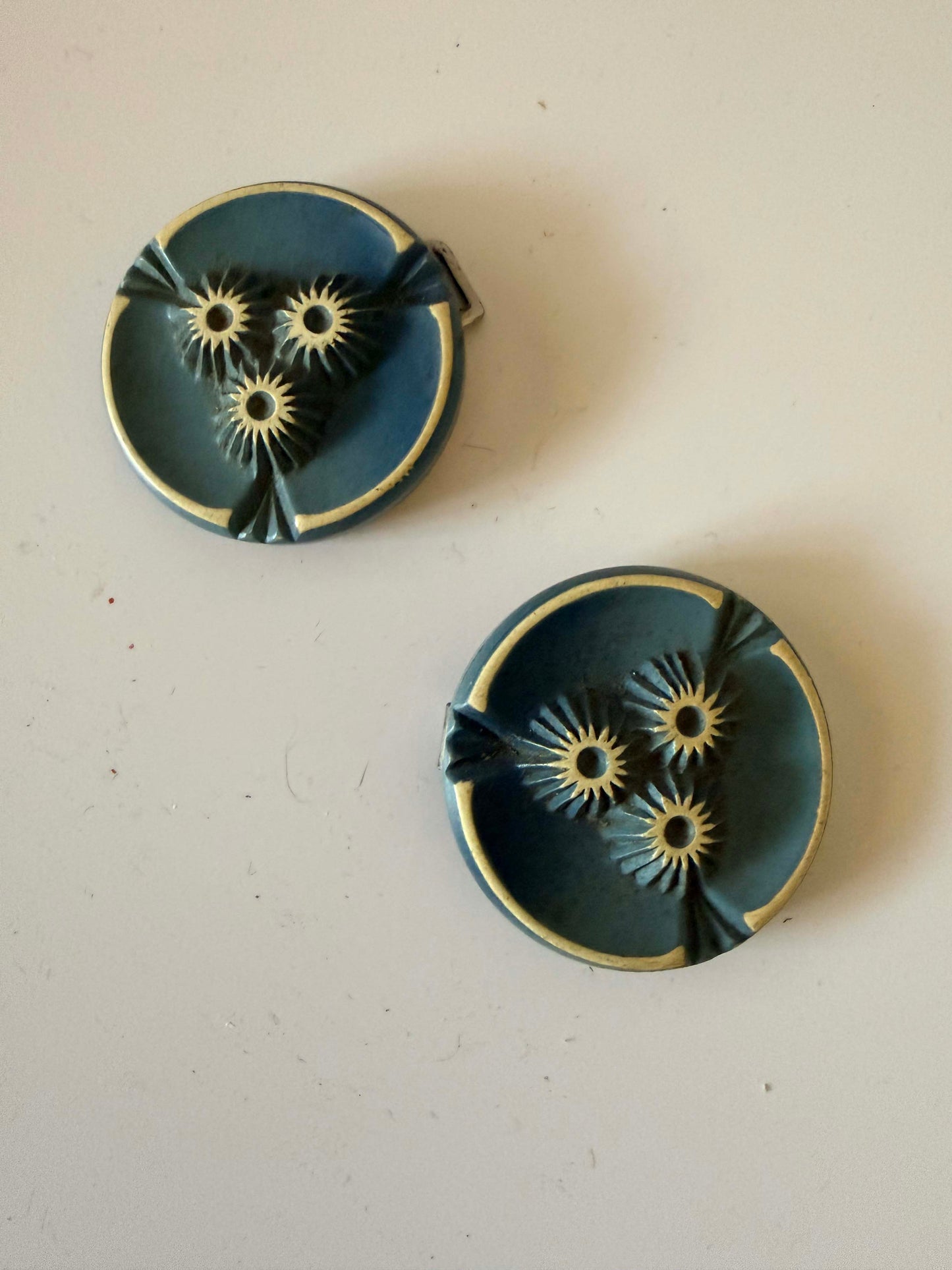 1940s–1950s Vintage Carved Celluloid Belt Buckle – Teal Green Floral Starburst Disc Clasp – Art Deco Revival Statement Accessory