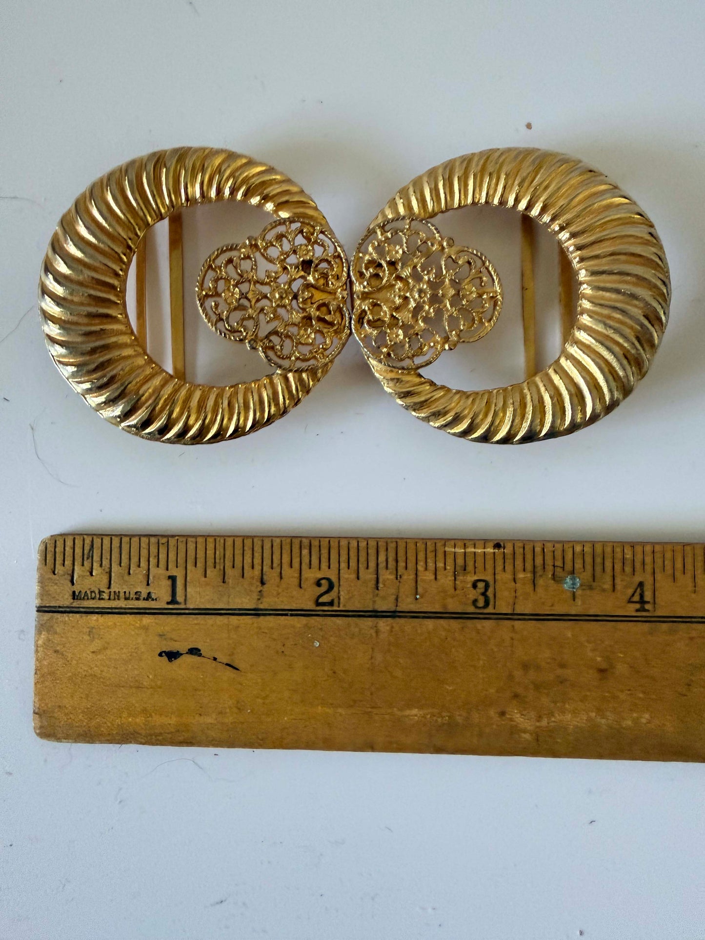 Vintage Gold Tone Double Ring Belt Buckle – Textured Ribbed Oval Buckle with Filigree Center – 1980s Statement Accessory