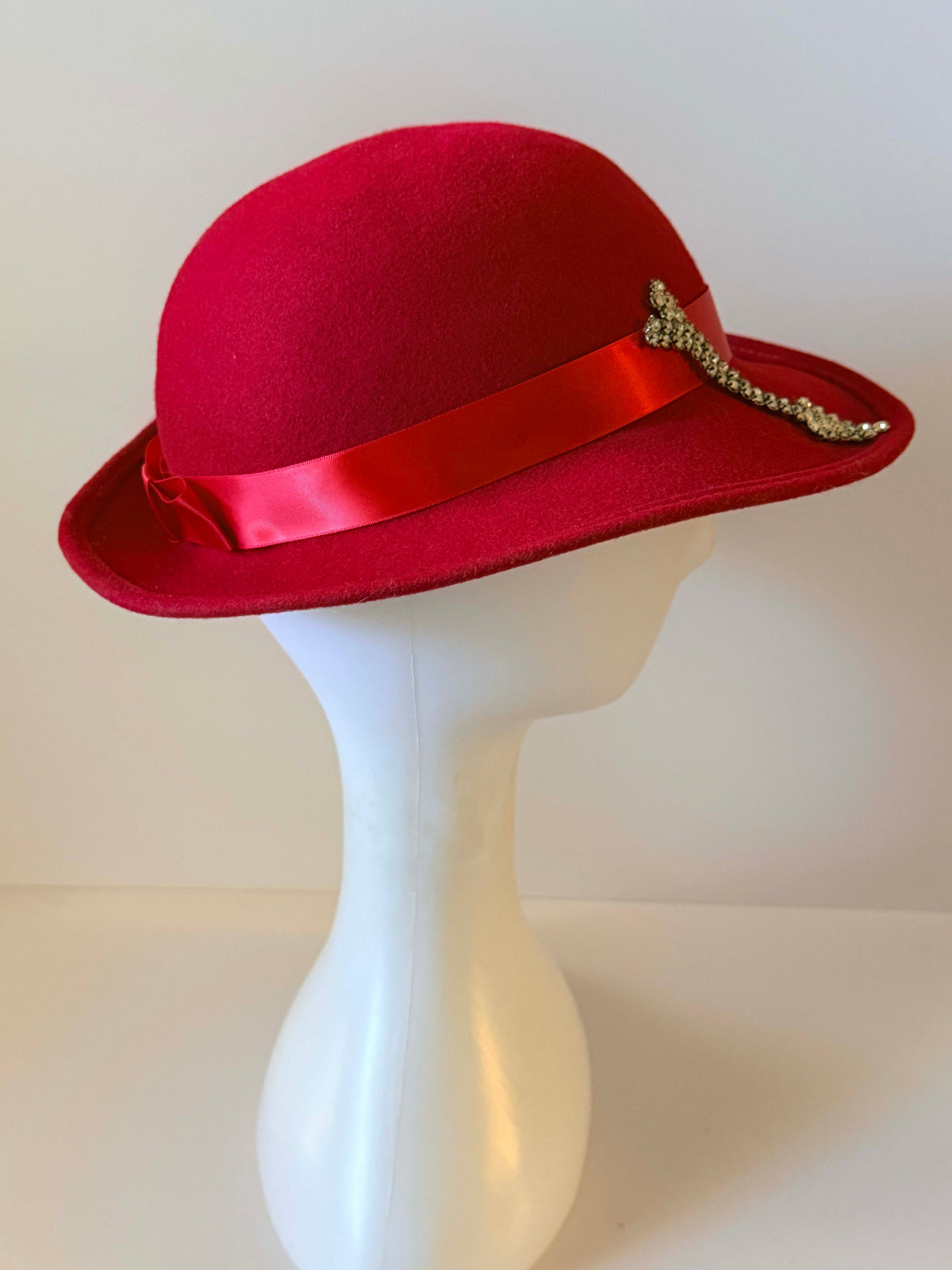 Vintage 1960s Ruth Alan Designs Red Wool Cloche Hat | Rhinestone Arrow Hat | Mod Vintage Hat